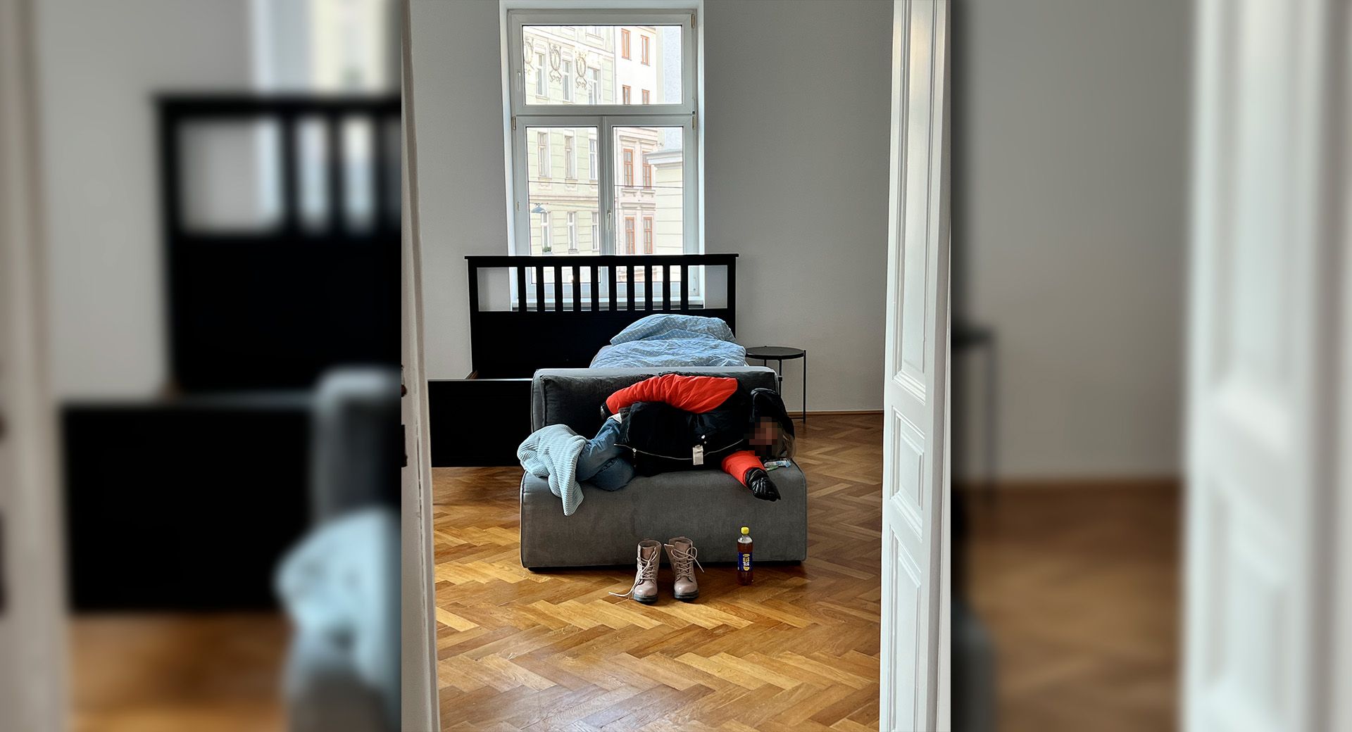 So fand Thomas die fremde Frau in seinem Schlafzimmer vor.