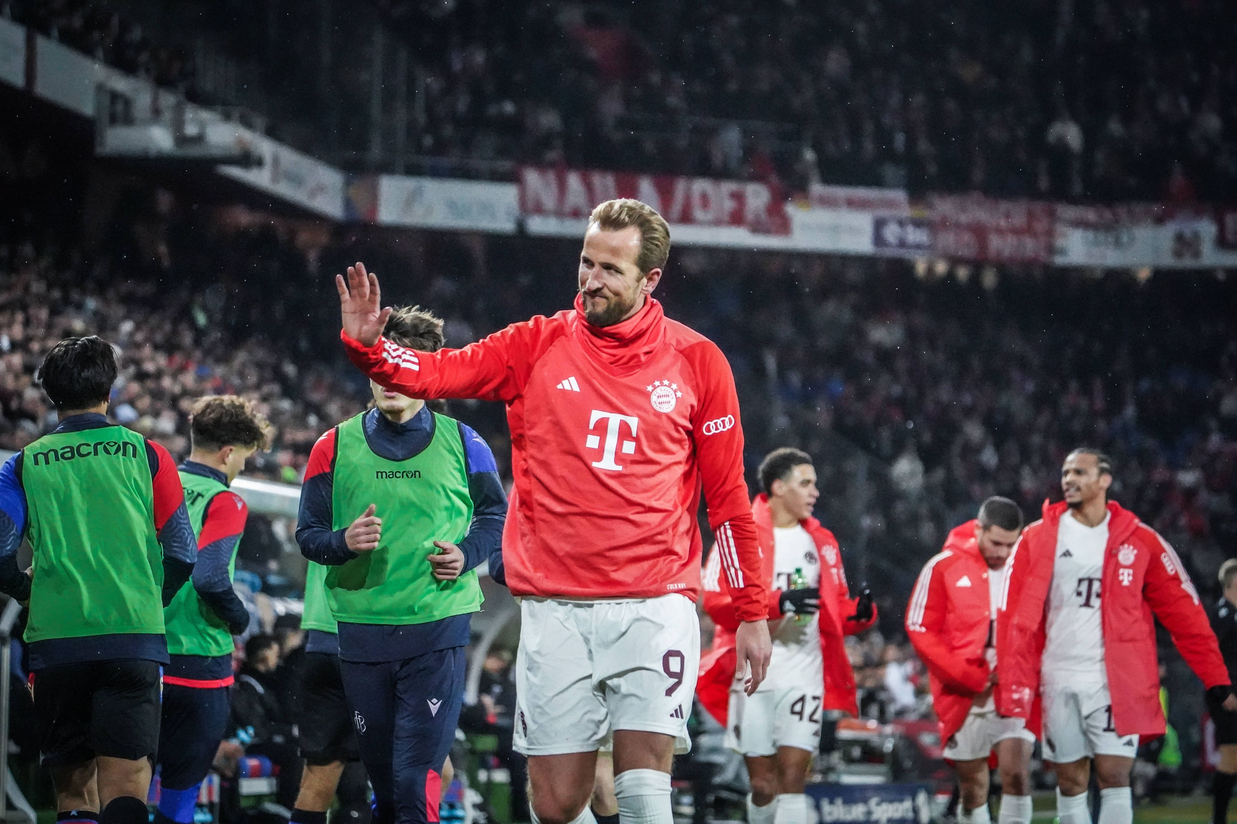 Harry Kane begrüßt Kumpel Eric Dier bei den Bayern.