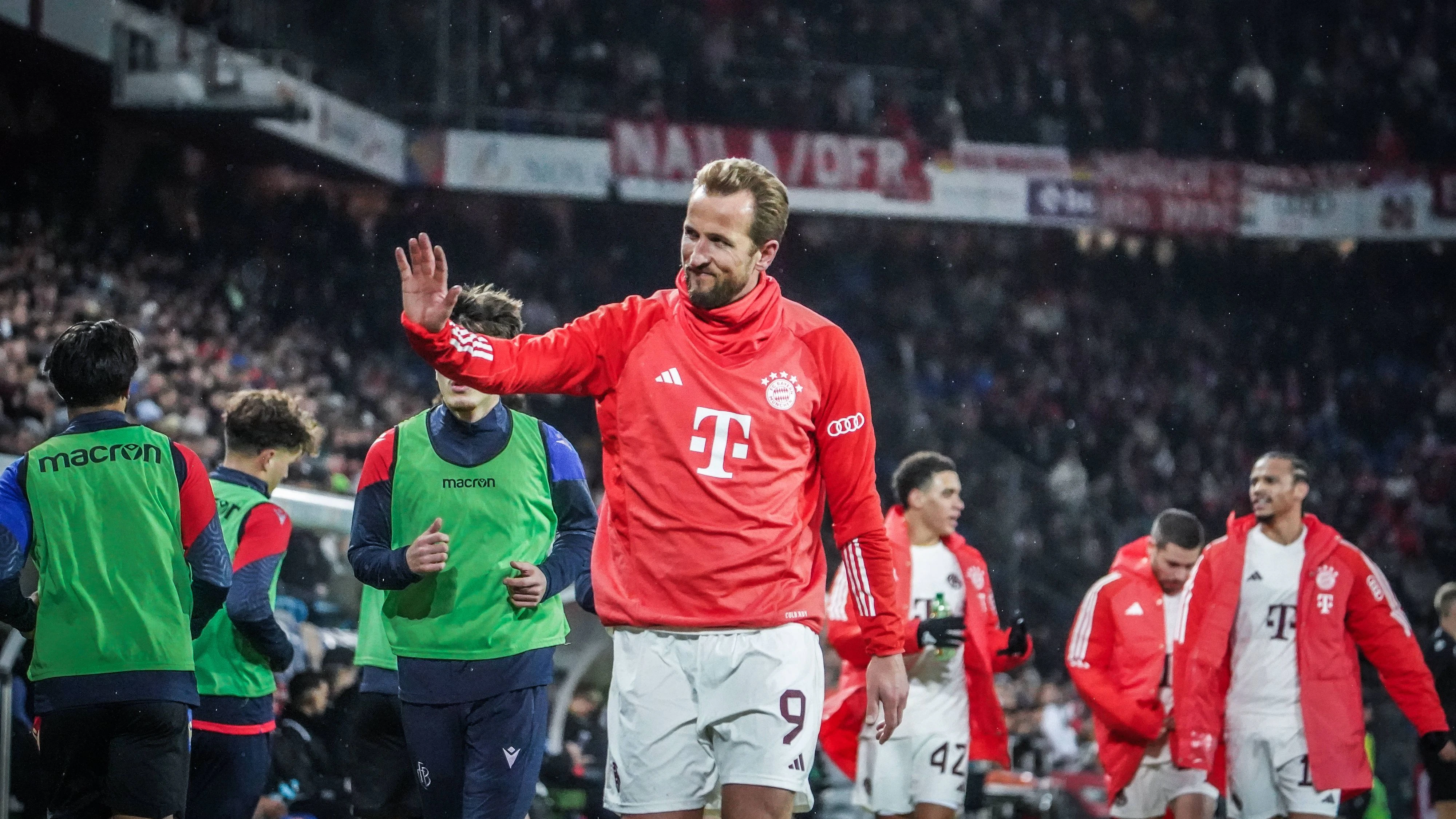 Harry Kane begrüßt Kumpel Eric Dier bei den Bayern.