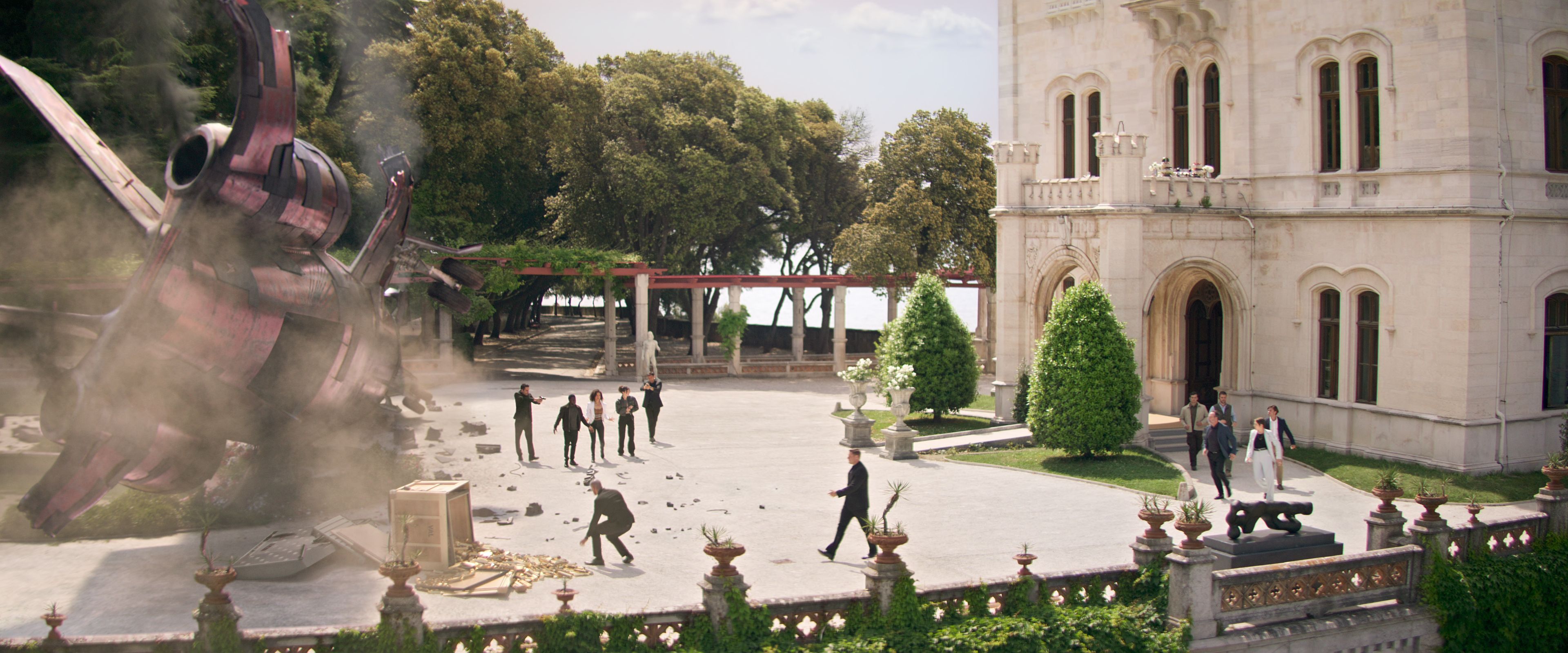 Der Jet verpasst Schloss Miramare bei Trieste nur um wenige Meter