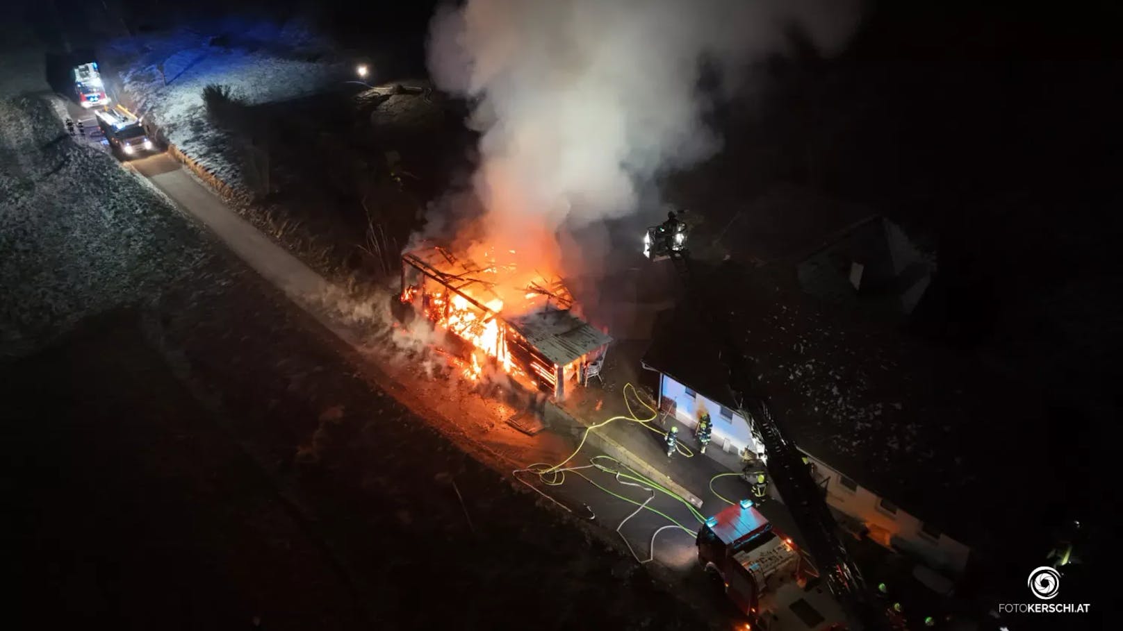 Es war gegen 5.40 Uhr, als der Brand von einem vorbeikommenden Fahrzeuglenker auf der B309 entdeckt wurde und dieser sofort den Notruf wählte.