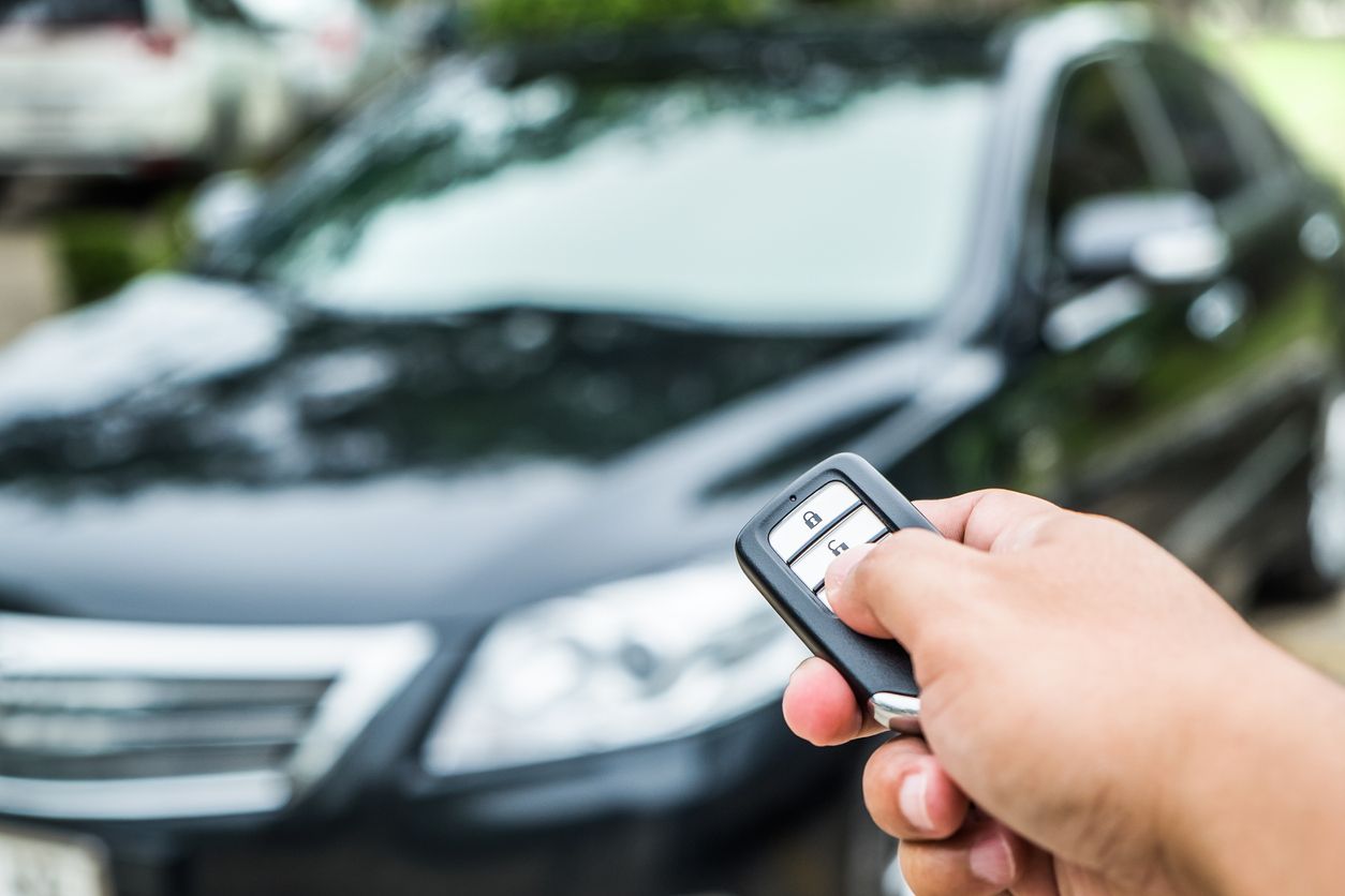 Kriminelle können mit Störsendern die Autofernbedienungen manipulieren.