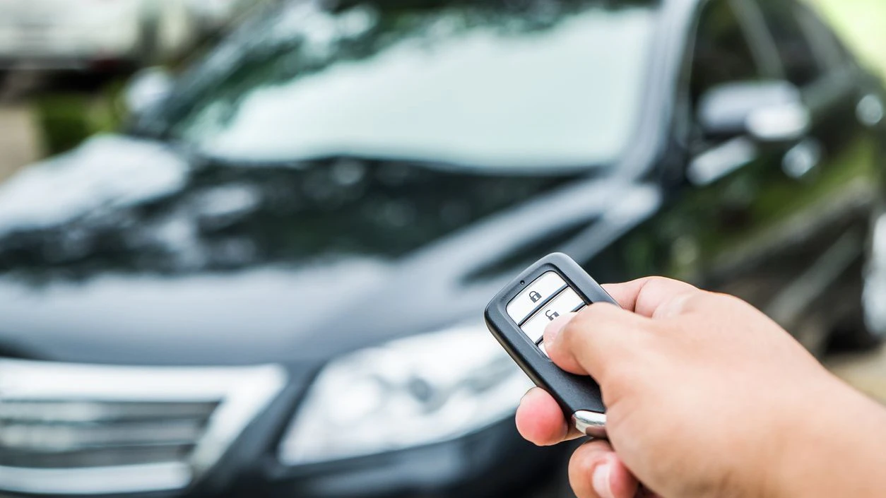 Kriminelle können mit Störsendern die Autofernbedienungen manipulieren.
