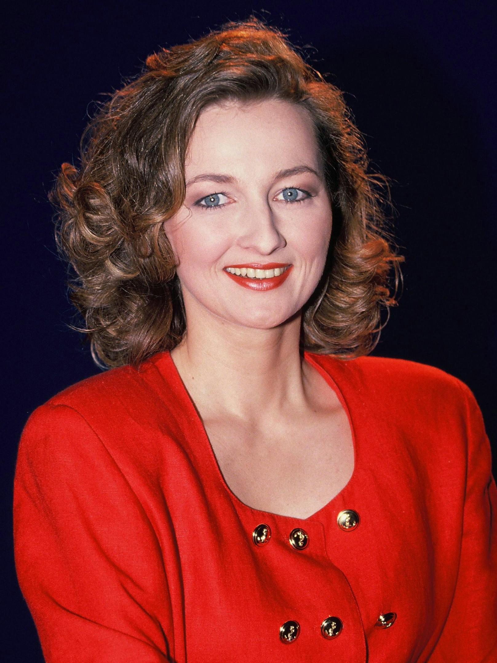 Frauke Ludowig als Moderatorin 1992 mit dunkler Lockenfrisur.