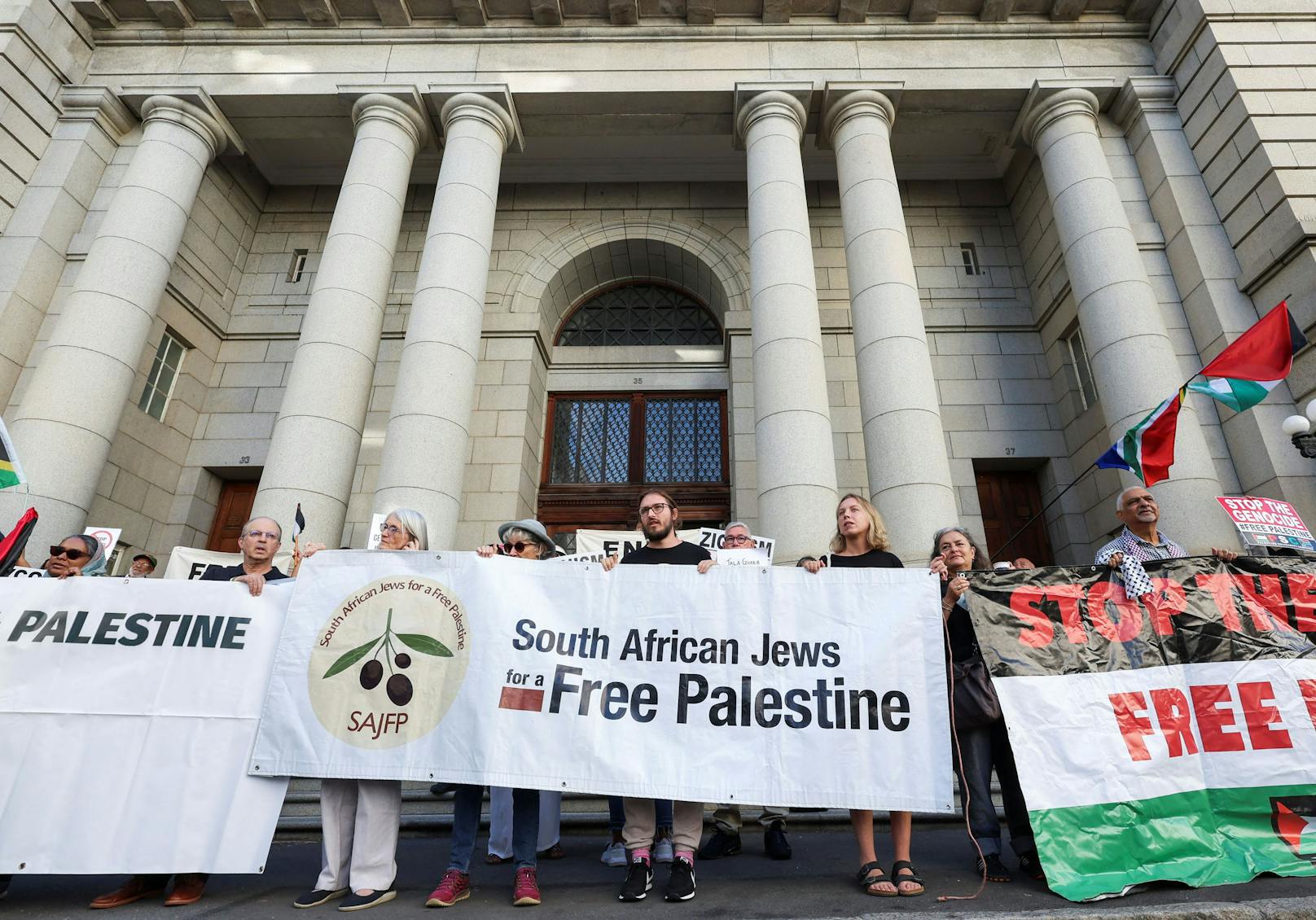 Zum ersten Mal stellt sich Israel der Klage Südafrikas zum Gaza-Krieg. Gefordert wird eine sofortiger Rechtsschutz für die Palästinenser.