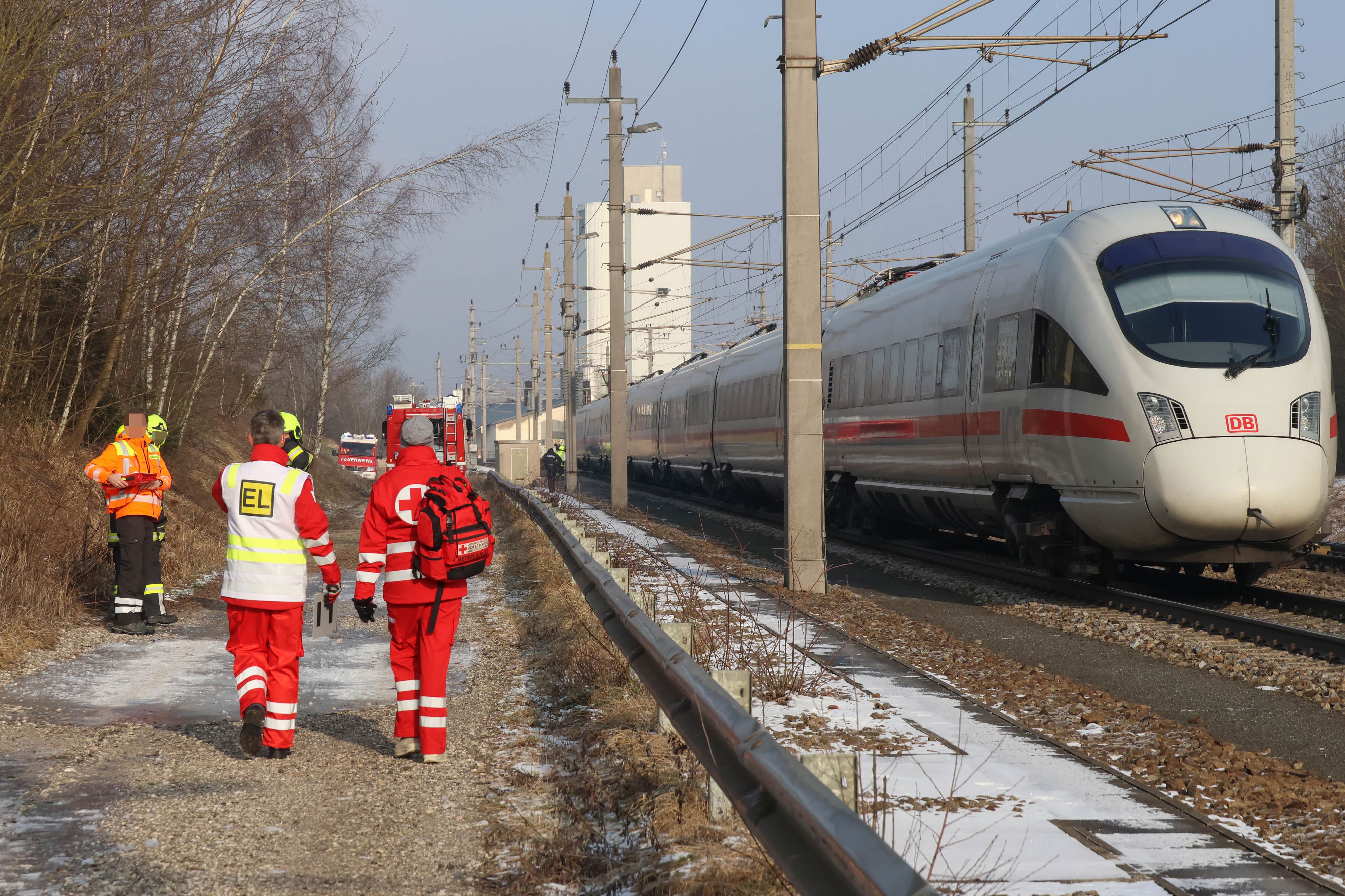 Die Bahnstrecke musste nach dem tragischen Unfall in Krenglbach (Bez. Wels-Land) gesperrt werden.