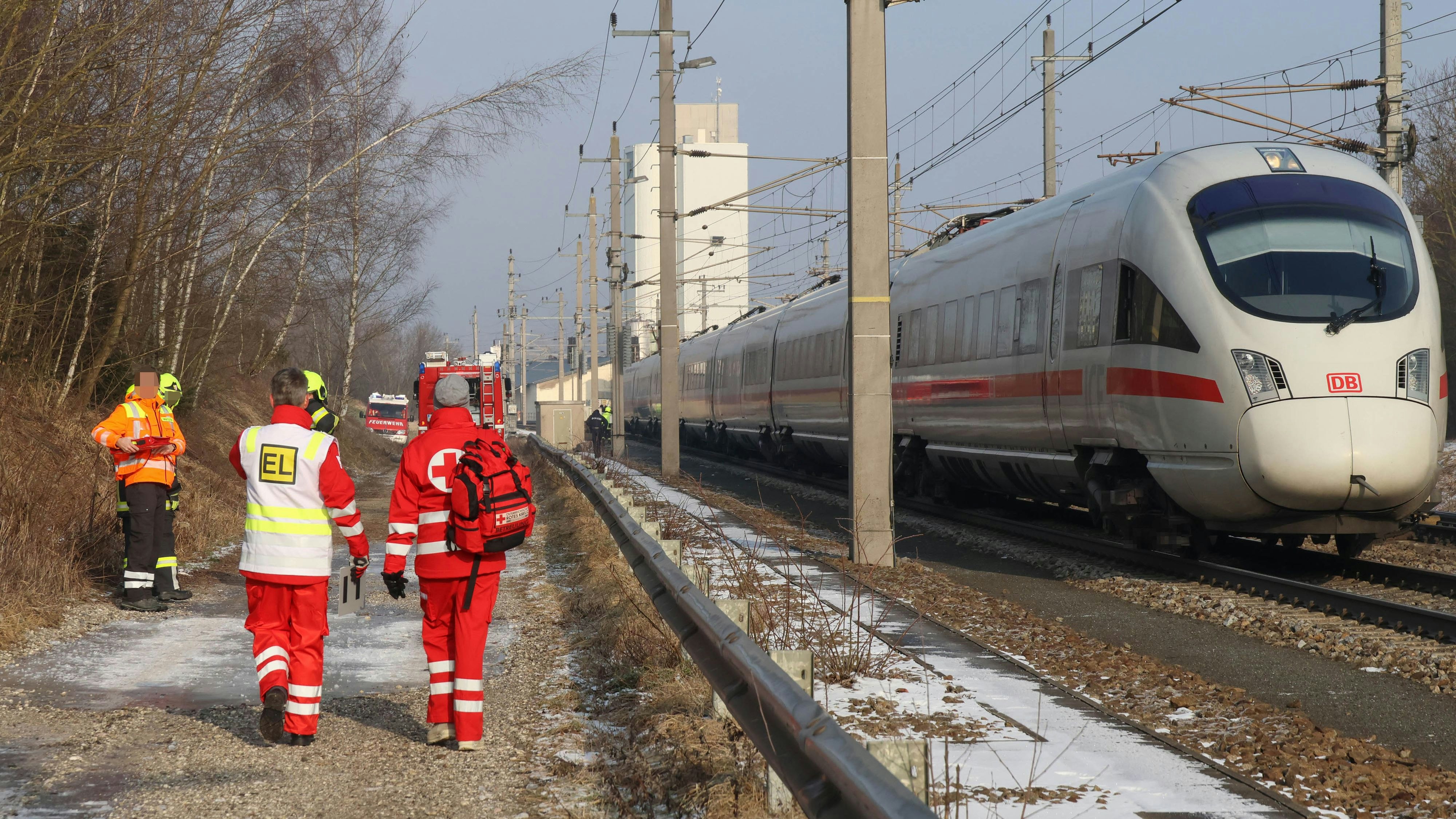 Die Bahnstrecke musste nach dem tragischen Unfall in Krenglbach (Bez. Wels-Land) gesperrt werden.
