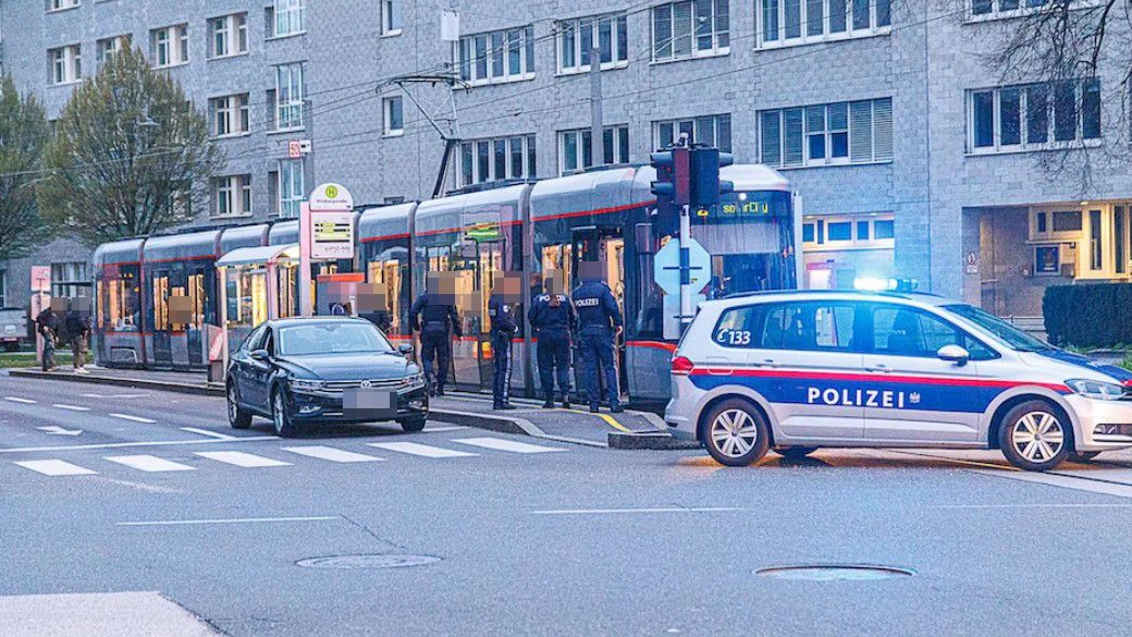 In Linz wurde ein Verdächtiger in einer Straßenbahn verhaftet. Zu einem ähnlichen Vorfall kam es im vergangenen Jahr. Auch damals (Foto) stoppten Beamte für eine Festnahme eine Bim.