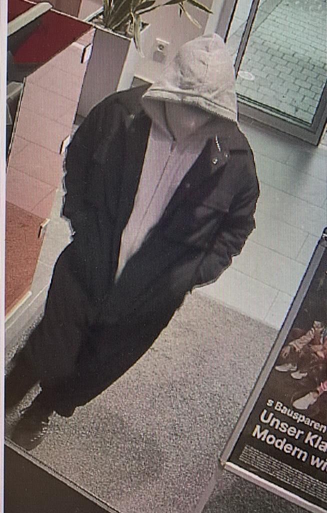 Die Fahndung nach dem Unbekannten Täter läuft.