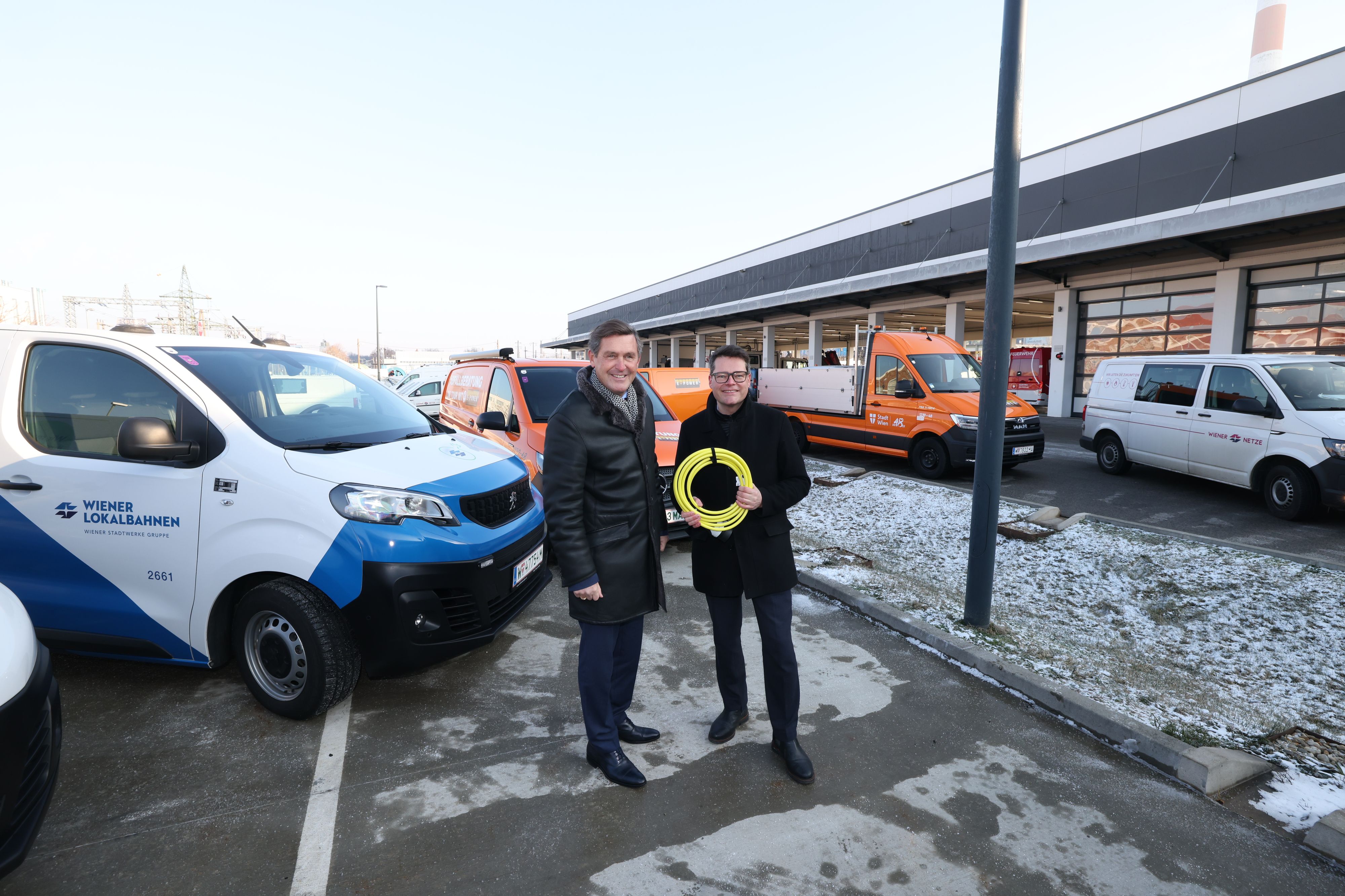 Wirtschaftsstadtrat Peter Hanke und Klima-Stadtrat Jürgen Czernohorszky (beide SP) mit Elektro-Nutzfahrzeugen. 