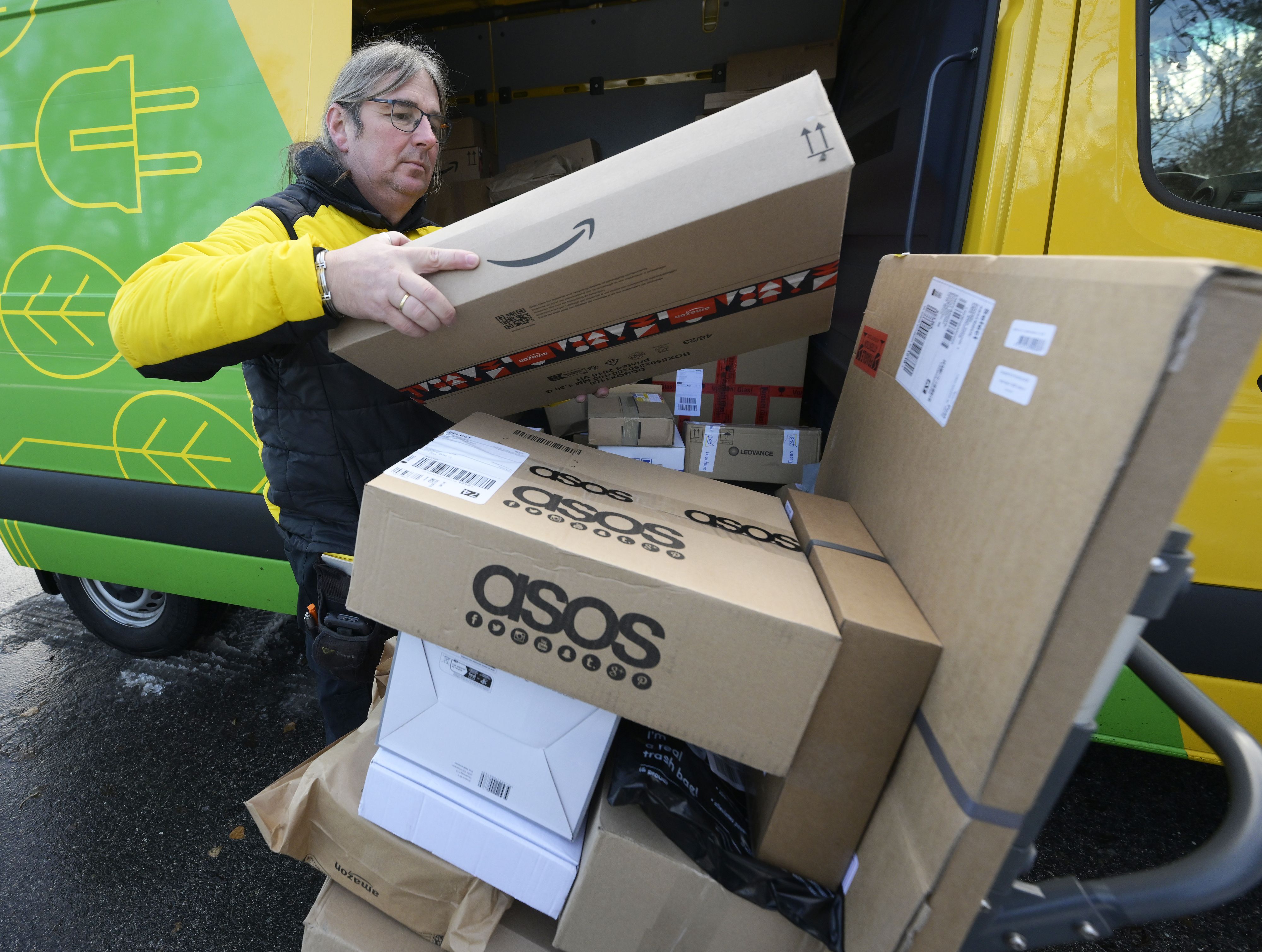 Die Post-Zusteller haben in der Vorweihnachtszeit sehr viel zu tun.