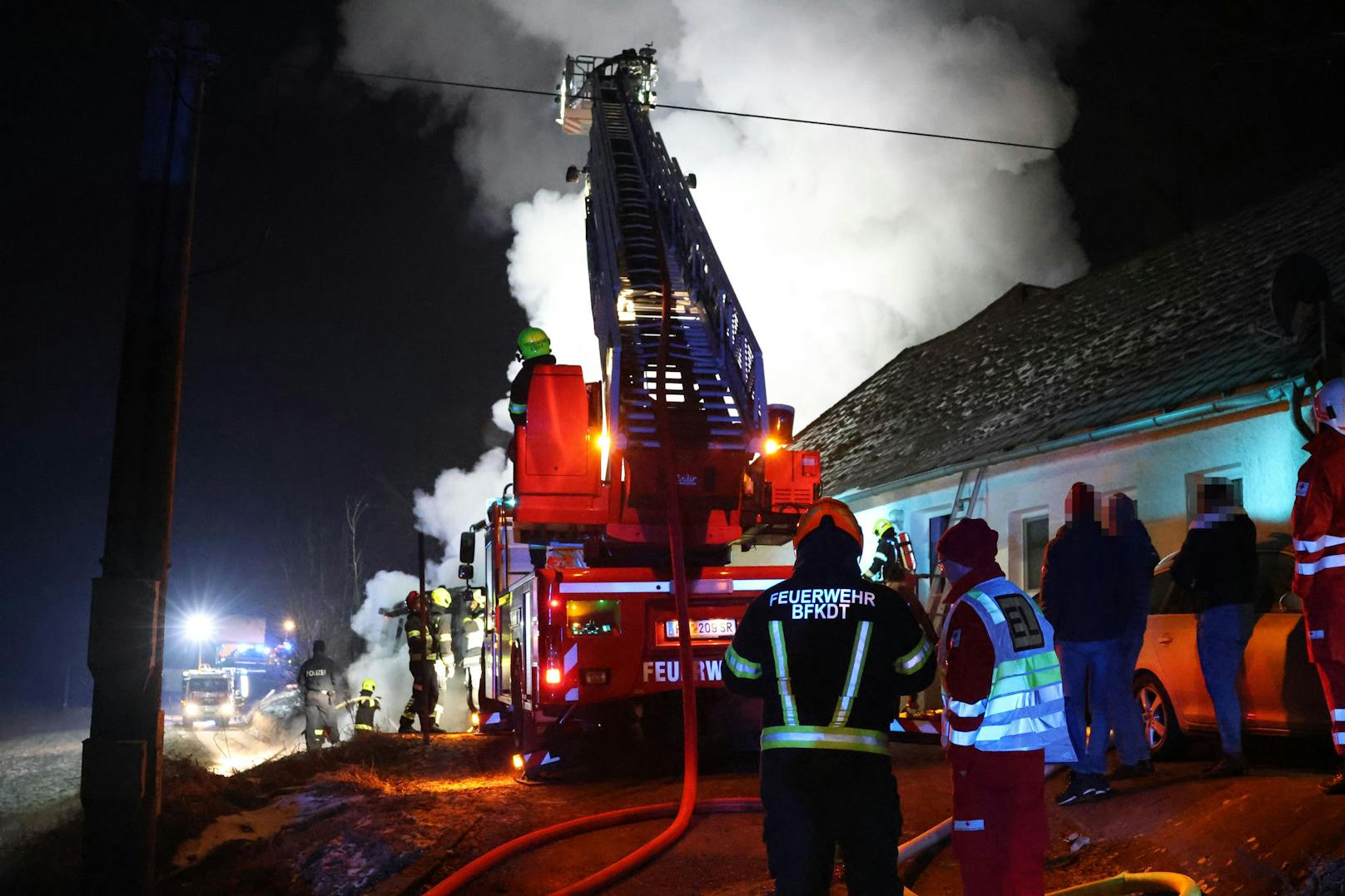 Ein Stadel neben einem Wohnhaus stand beim Eintreffen der Kräfte in Vollbrand.