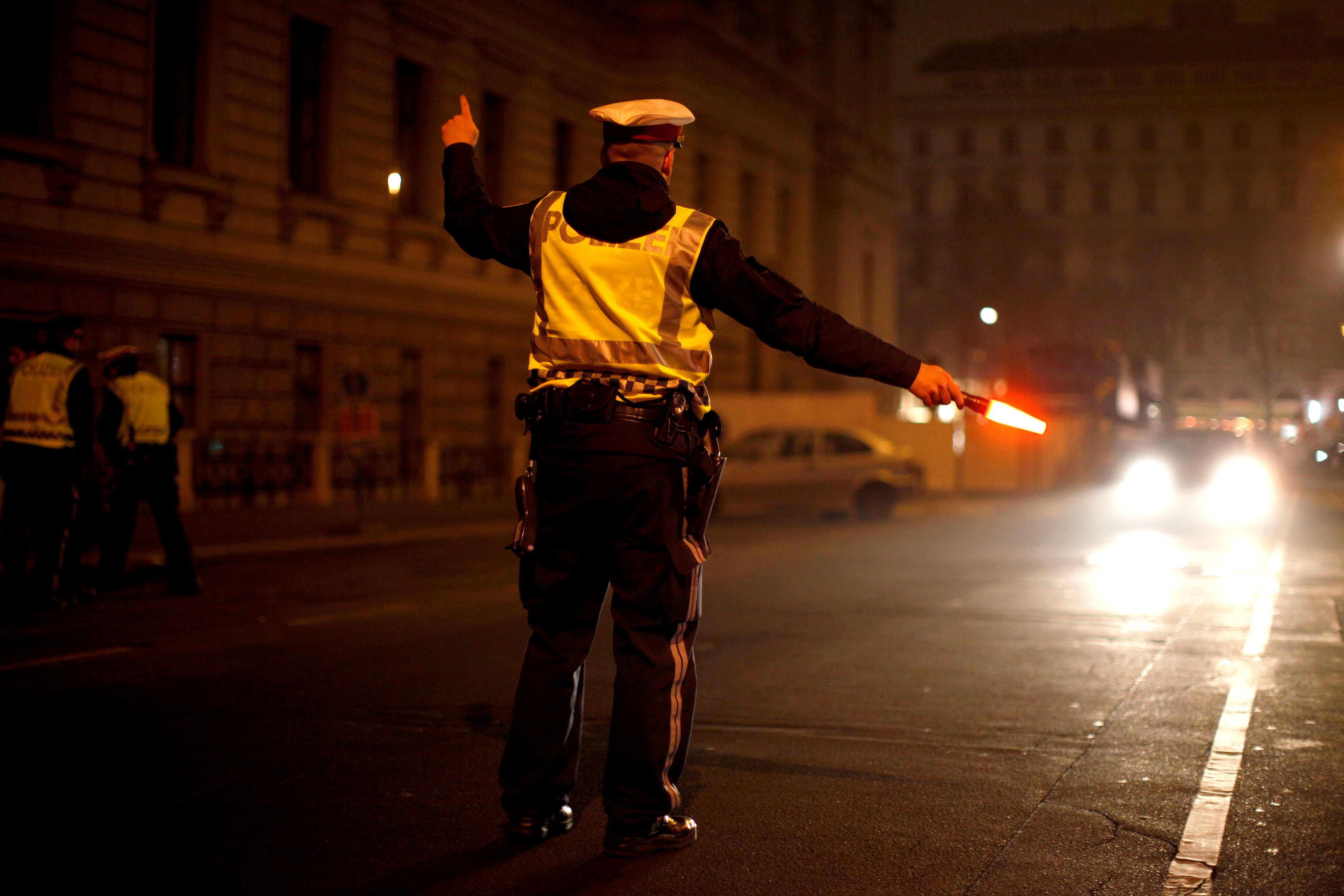 Nach der Führerscheinabnahme stieg der 63-Jährige ins Gaspedal. (Symbolbild)