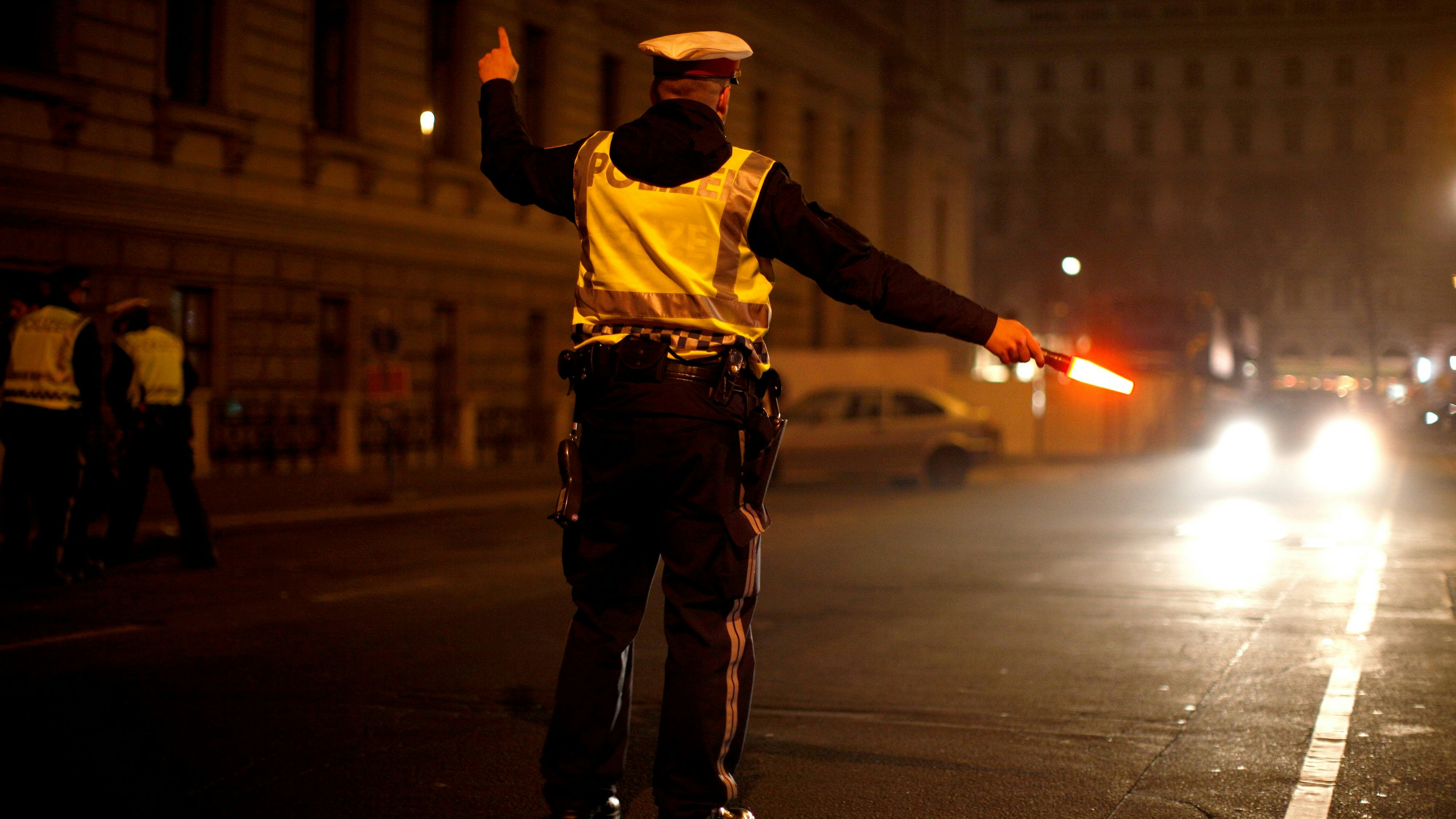 Nach der Führerscheinabnahme stieg der 63-Jährige ins Gaspedal. (Symbolbild)