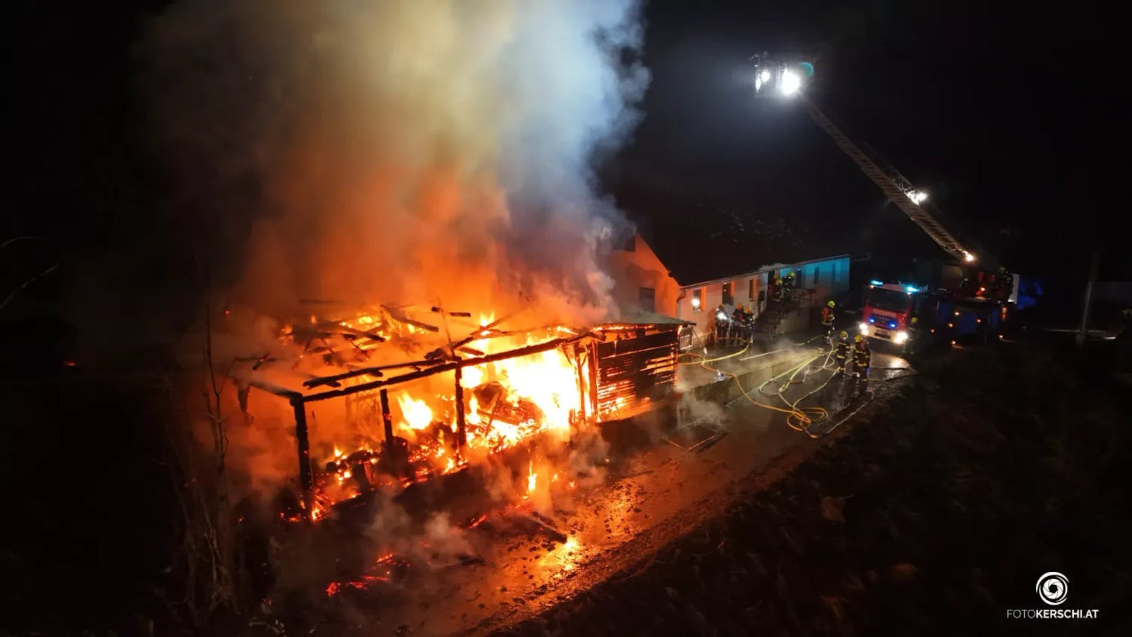 Ein Stadel neben einem Wohnhaus stand beim Eintreffen der Kräfte in Vollbrand.