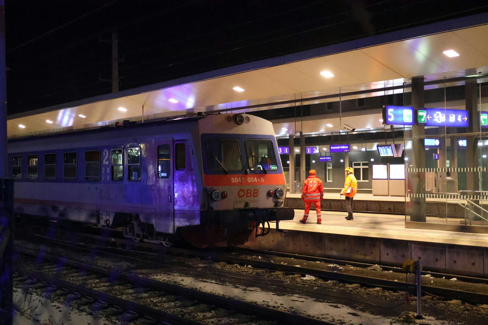Die Einsatzkräfte standen am späten Mittwochabend bei einem Regionalzug-Triebwagen im Bahnhof Neumarkt-Kallham in Neumarkt im Hausruckkreis im Einsatz, bei dem es in der Zugtoilette gebrannt hat.