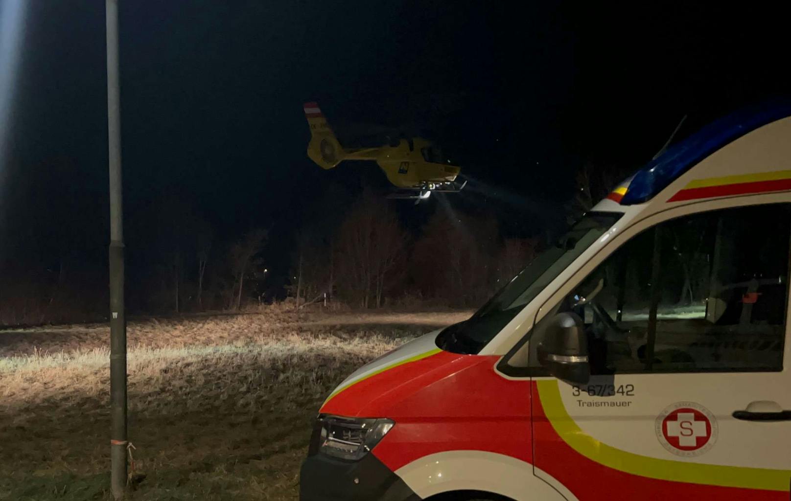 Der 25-Jährige wurde mit dem Rettungshubschrauber ins Spital geflogen.