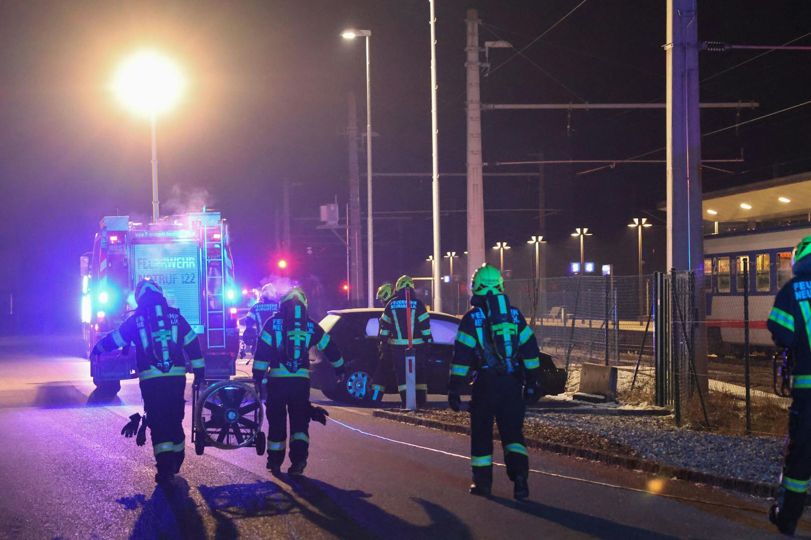 Die Einsatzkräfte standen am späten Mittwochabend bei einem Regionalzug-Triebwagen im Bahnhof Neumarkt-Kallham in Neumarkt im Hausruckkreis im Einsatz, bei dem es in der Zugtoilette gebrannt hat.