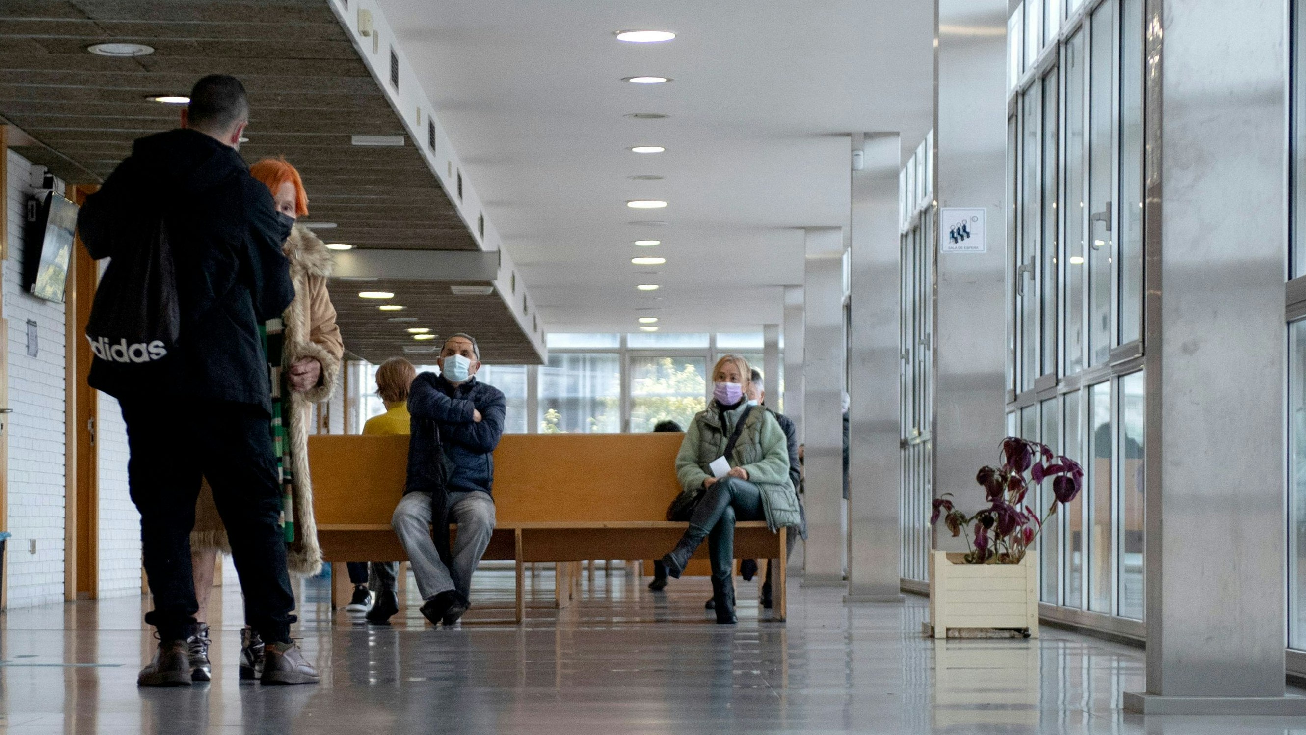 Download von www.picturedesk.com am 11.01.2024 (16:09).  Patients wearing face mask wait inside a health center in Vigo, northwestern Spain, on January 10, 2024. The Spanish government on January 10, 2024 called for the wearing of masks to be obligatory in medical facilities as cases of flu and Covid-19 surge with the onset of winter. (Photo by MIGUEL RIOPA / AFP) - 20240110_PD3110 - Rechteinfo: Rights Managed (RM) Nur für redaktionelle Nutzung! Werbliche Nutzung erfordert Freigabe: bitte schicken Sie uns eine Anfrage.