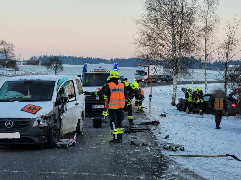 Der Mercedes wurde im Frontbereich beschädigt, der Pkw wurde ins angrenzende Feld geschleudert.