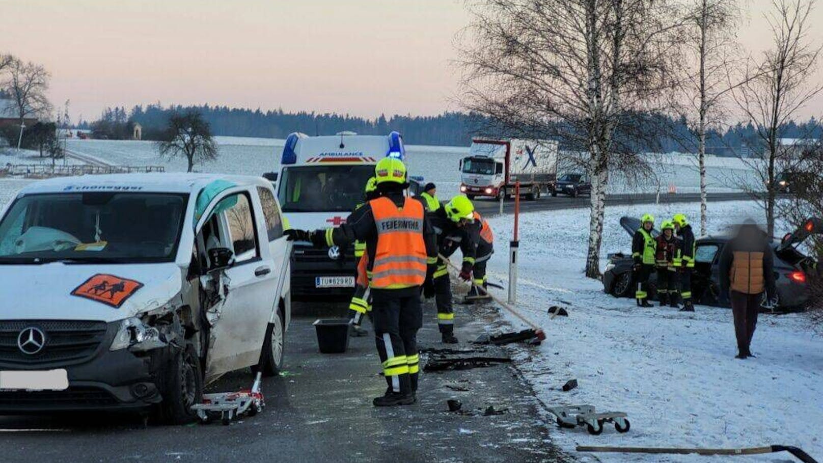 Während der Schulbus auf der Straße beschädigt stehen blieb, landete der Pkw im angrenzenden Feld.