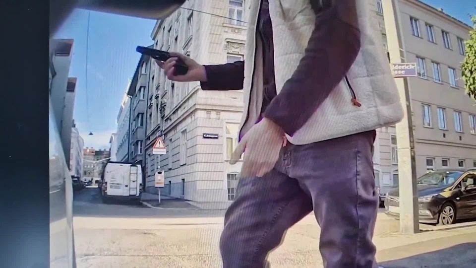 Der Scooter-Fahrer zückte plötzlich eine Waffe.