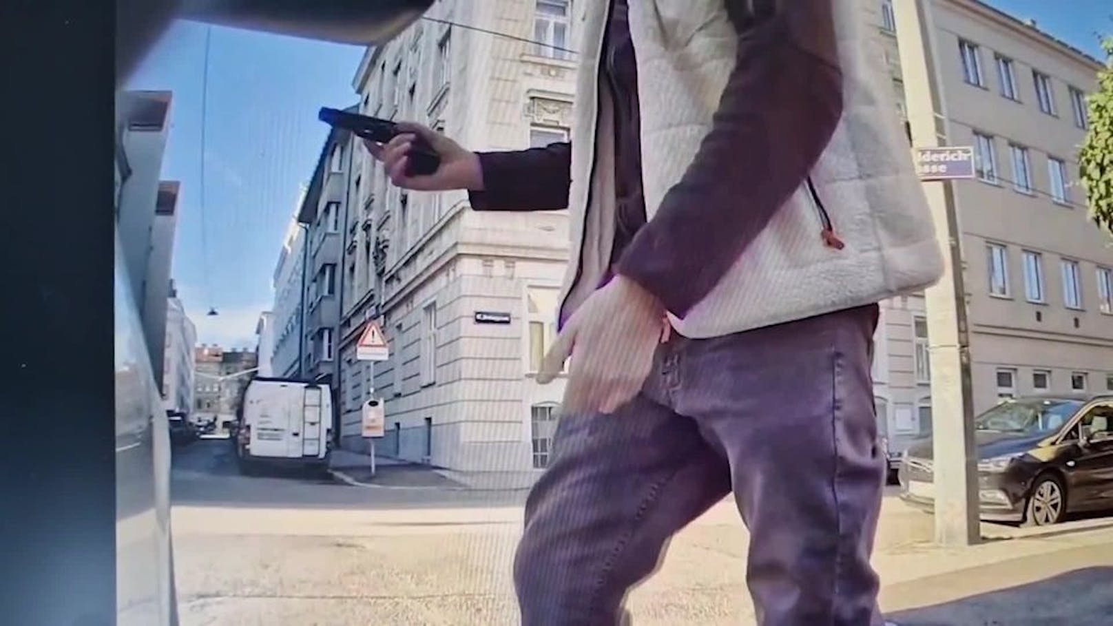 Scooter-Fahrer zückt nach Beinahe-Crash in Wien Pistole