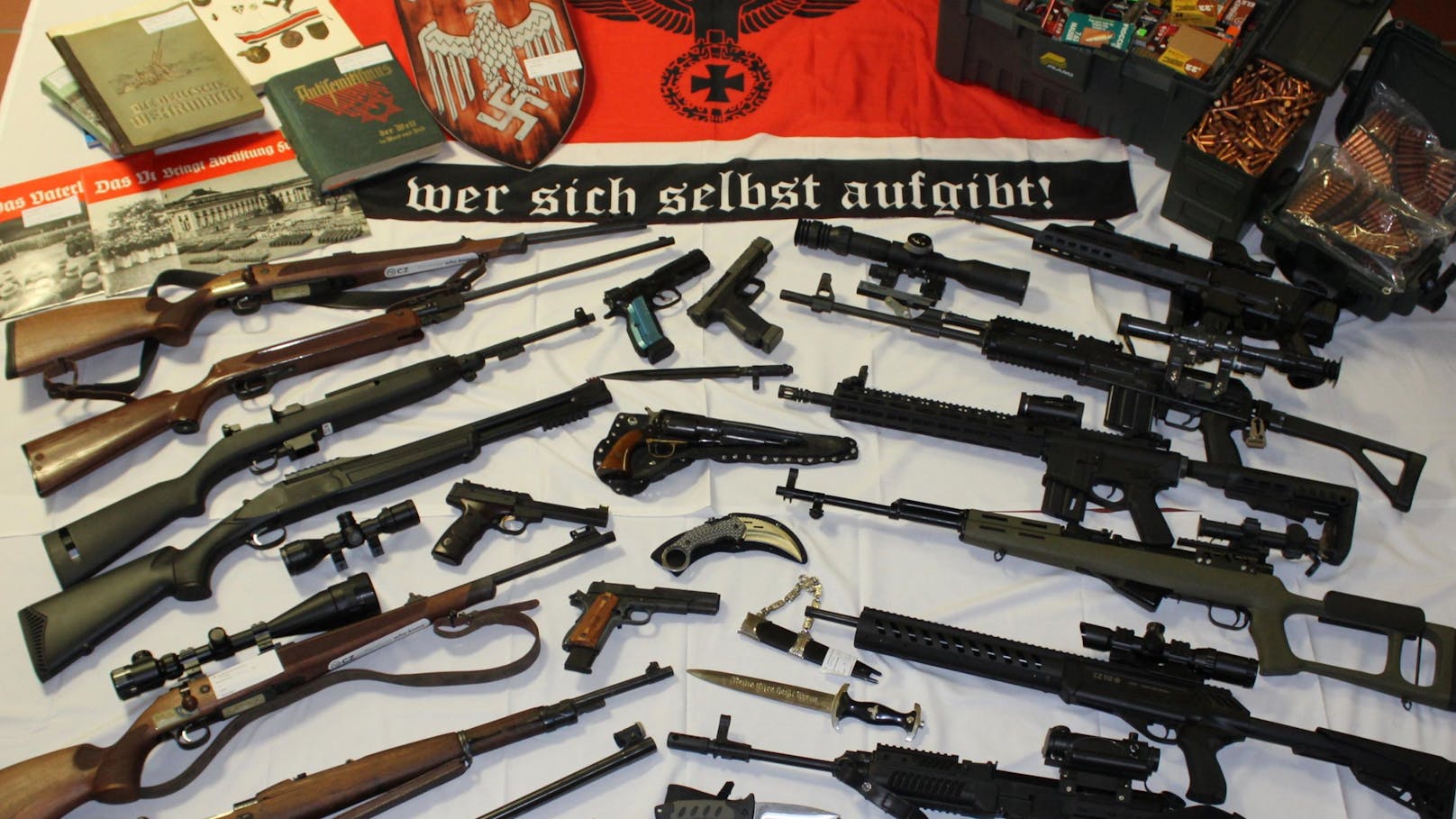 Waffen, NS-Devotionalien – Groß-Razzia in Rechter Szene
