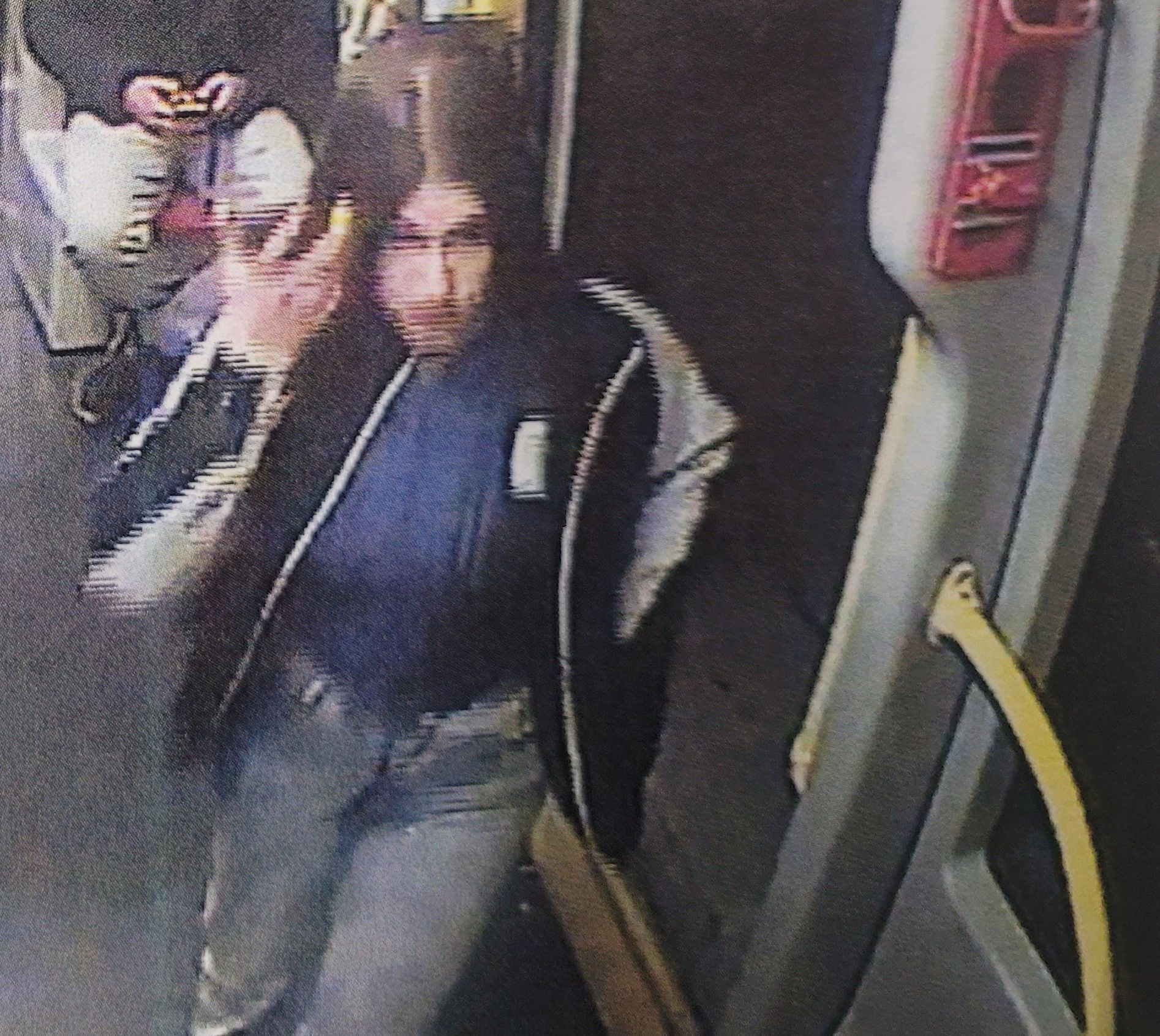 Diese Frau steht im Verdacht, ein 14-jähriges Mädchen geschlagen, gestoßen, an den Haaren und Wertgegenstände gefordert zu haben. 