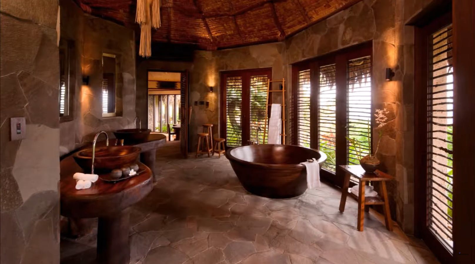 Das Badezimmer bietet viel Platz und eine freistehende Badewanne mit atemberaubender Aussicht.
