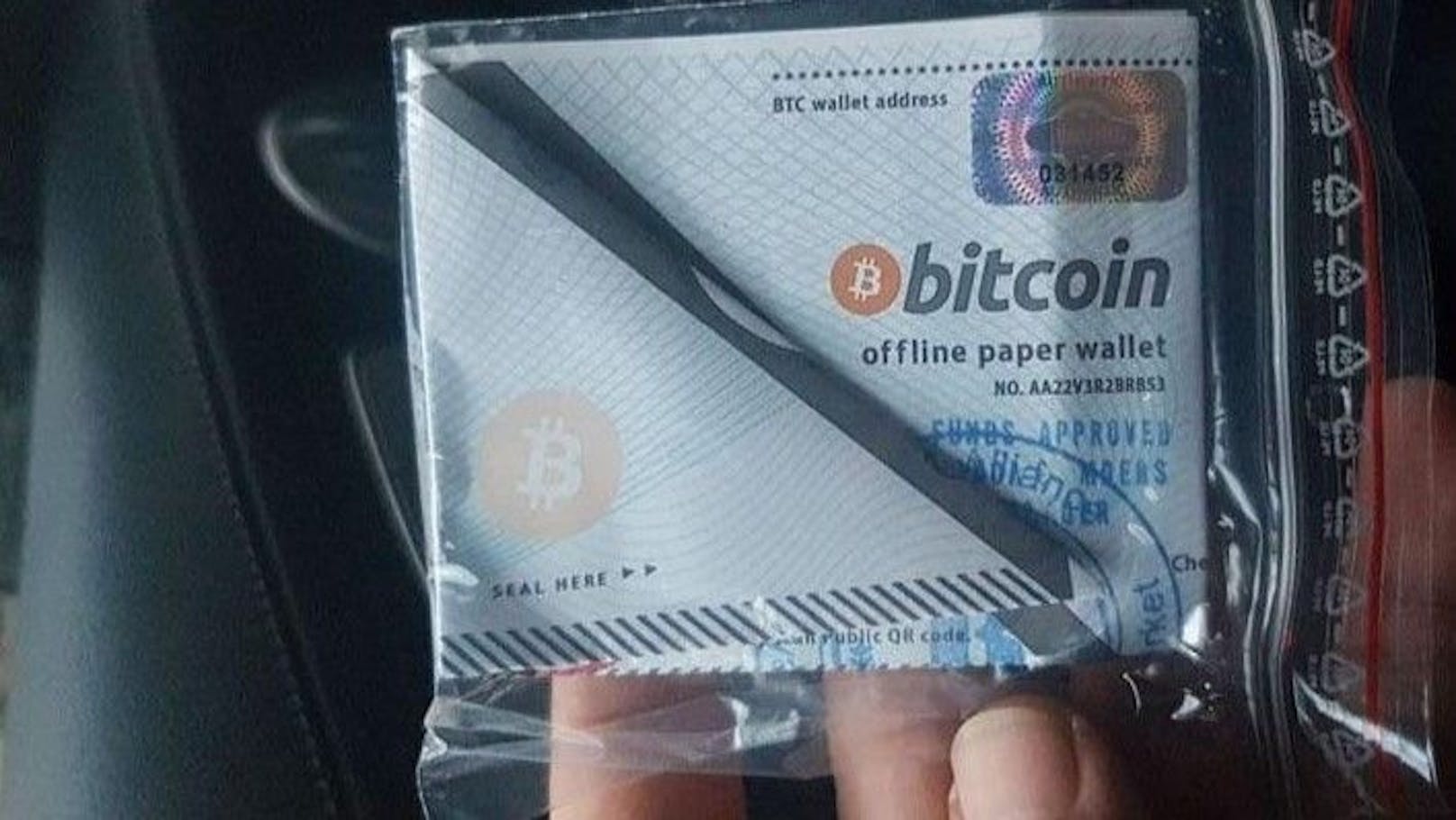 Murat fand vor der Lugner City in Wien ein Bitcoin-Wallet auf offener Straße