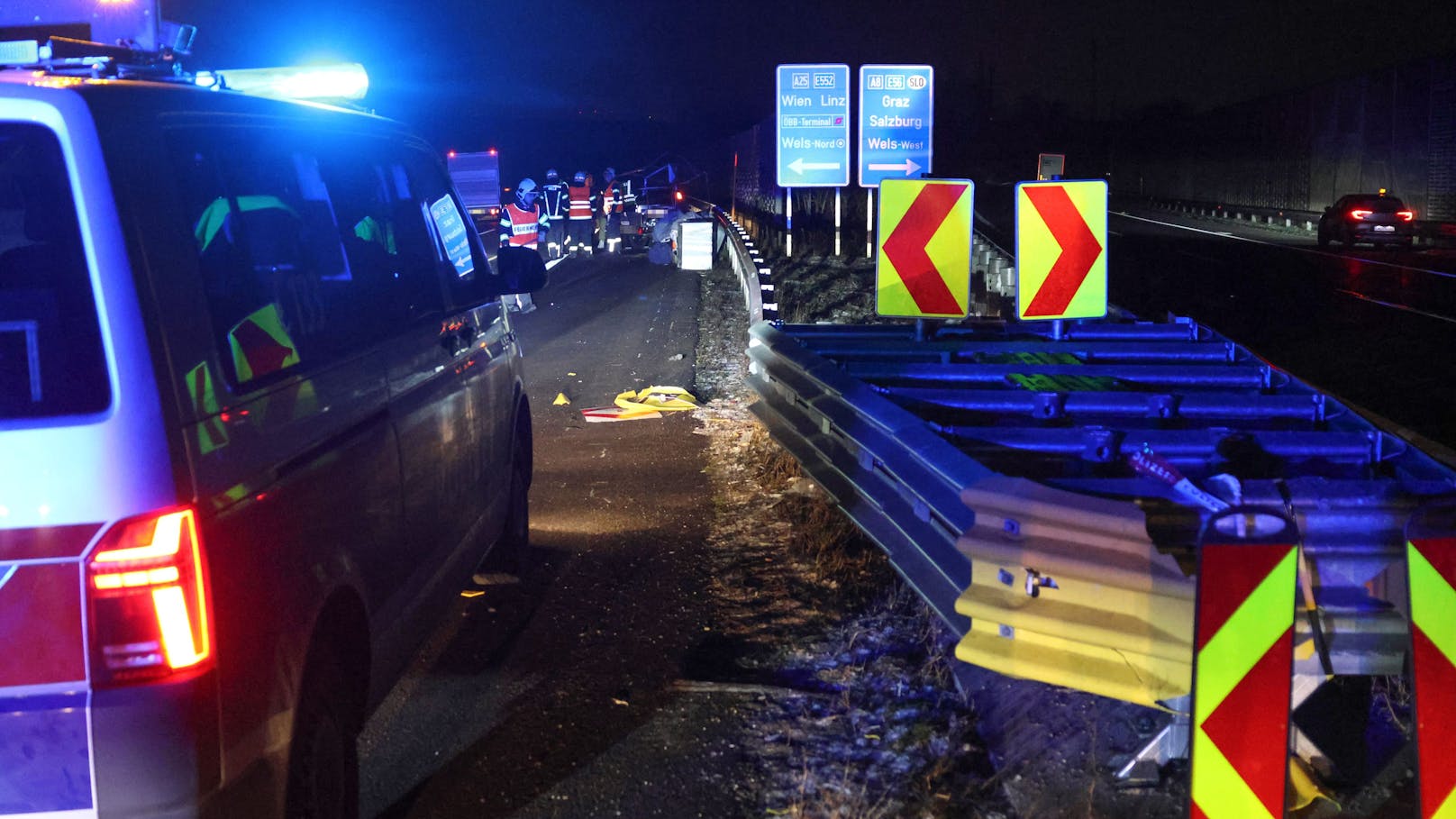 Ein Unfall am Autobahnknoten Wels - an der Abzweigung der A8 Innkreisautobahn und der A25 Welser Autobahn bei Wels-Oberthan beschäftigte die Einsatzkräfte in der Nacht auf Freitag.