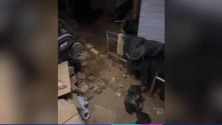 Der Tunnel im Keller eines leerstehenden Wohnhauses hinter dem Hauptquartier schlängelt sich unter einer Reihe von Büros und Hörsälen hindurch, bevor er schließlich mit der Synagoge verbunden war.