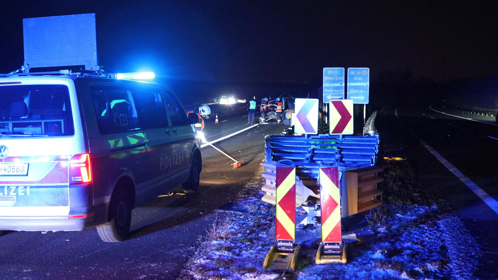 Ein Unfall am Autobahnknoten Wels - an der Abzweigung der A8 Innkreisautobahn und der A25 Welser Autobahn bei Wels-Oberthan beschäftigte die Einsatzkräfte in der Nacht auf Freitag.