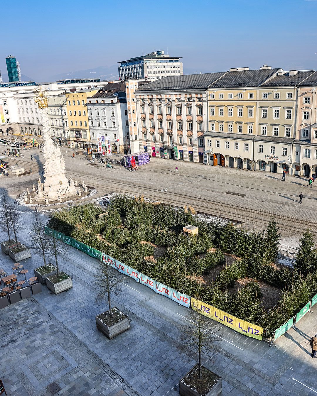 In Linz wurde ein Wald aus 300 alten Christbäumen gebaut. Das Labyrinth ist die jüngste Attraktion im Herzen der Stadt.