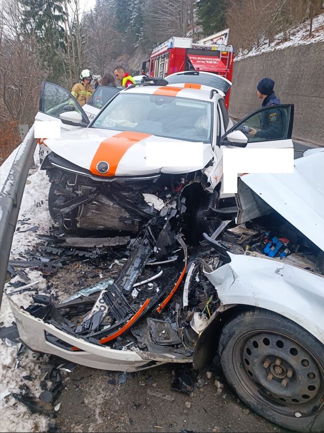 An beiden Fahrzeugen entstand Totalschaden.