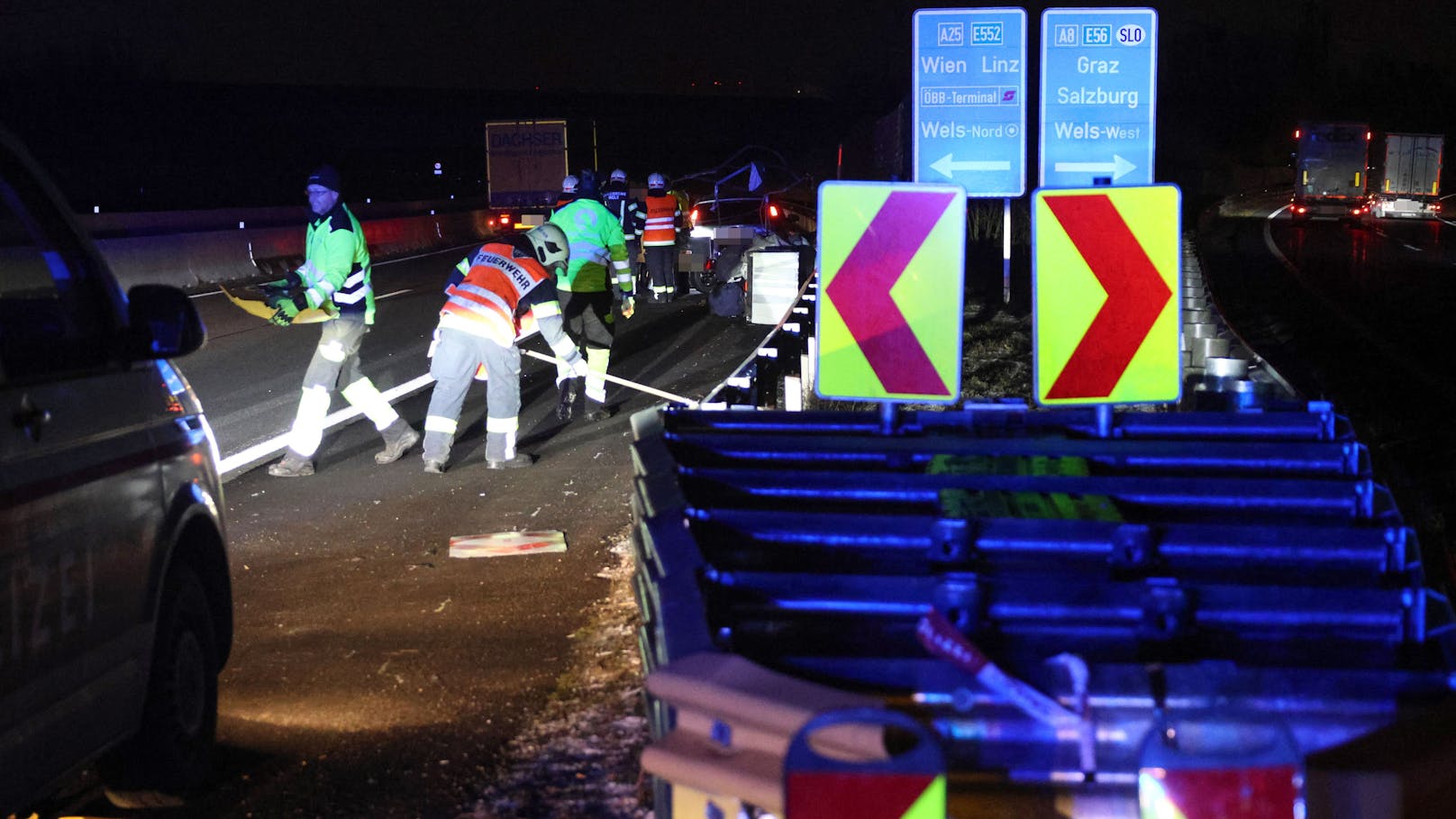 Ein Unfall am Autobahnknoten Wels - an der Abzweigung der A8 Innkreisautobahn und der A25 Welser Autobahn bei Wels-Oberthan beschäftigte die Einsatzkräfte in der Nacht auf Freitag.