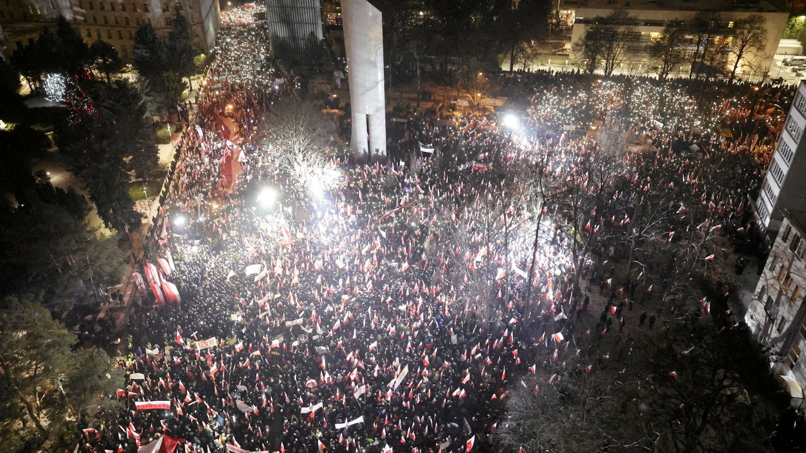 "Diktator Tusk", "EU-Befehle": Mega-Demo spaltet Polen