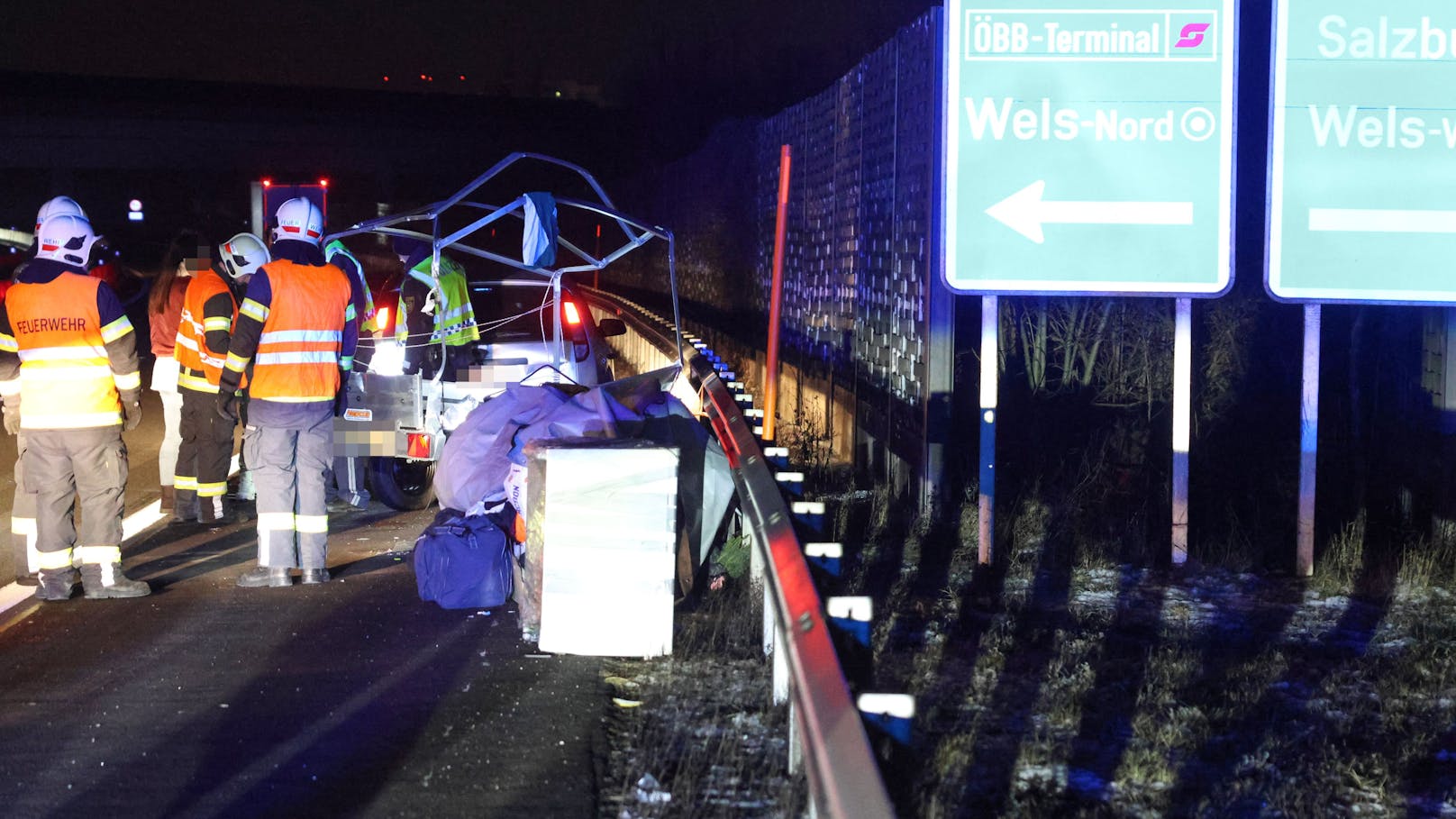 Ein Unfall am Autobahnknoten Wels - an der Abzweigung der A8 Innkreisautobahn und der A25 Welser Autobahn bei Wels-Oberthan beschäftigte die Einsatzkräfte in der Nacht auf Freitag.