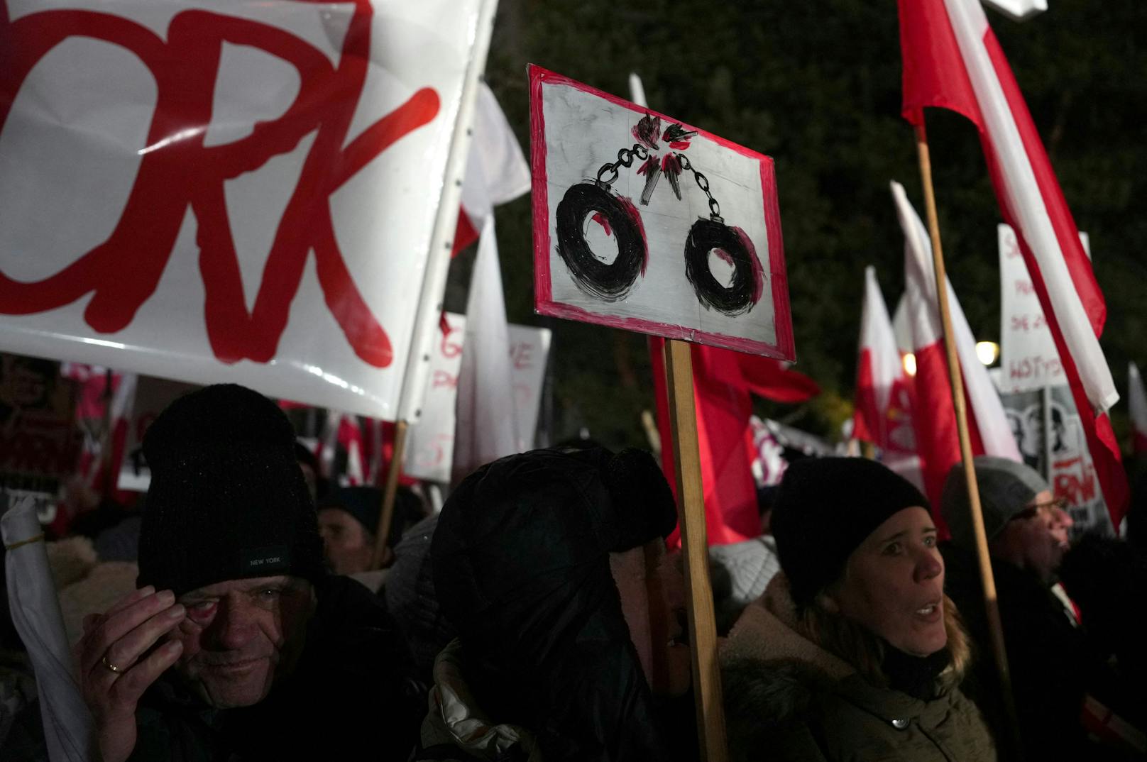 Onet, das größte polnische Internetprotal, kam in seiner Schätzung auf 90.000 bis 120.000 Menschen bei der Kundgebung.