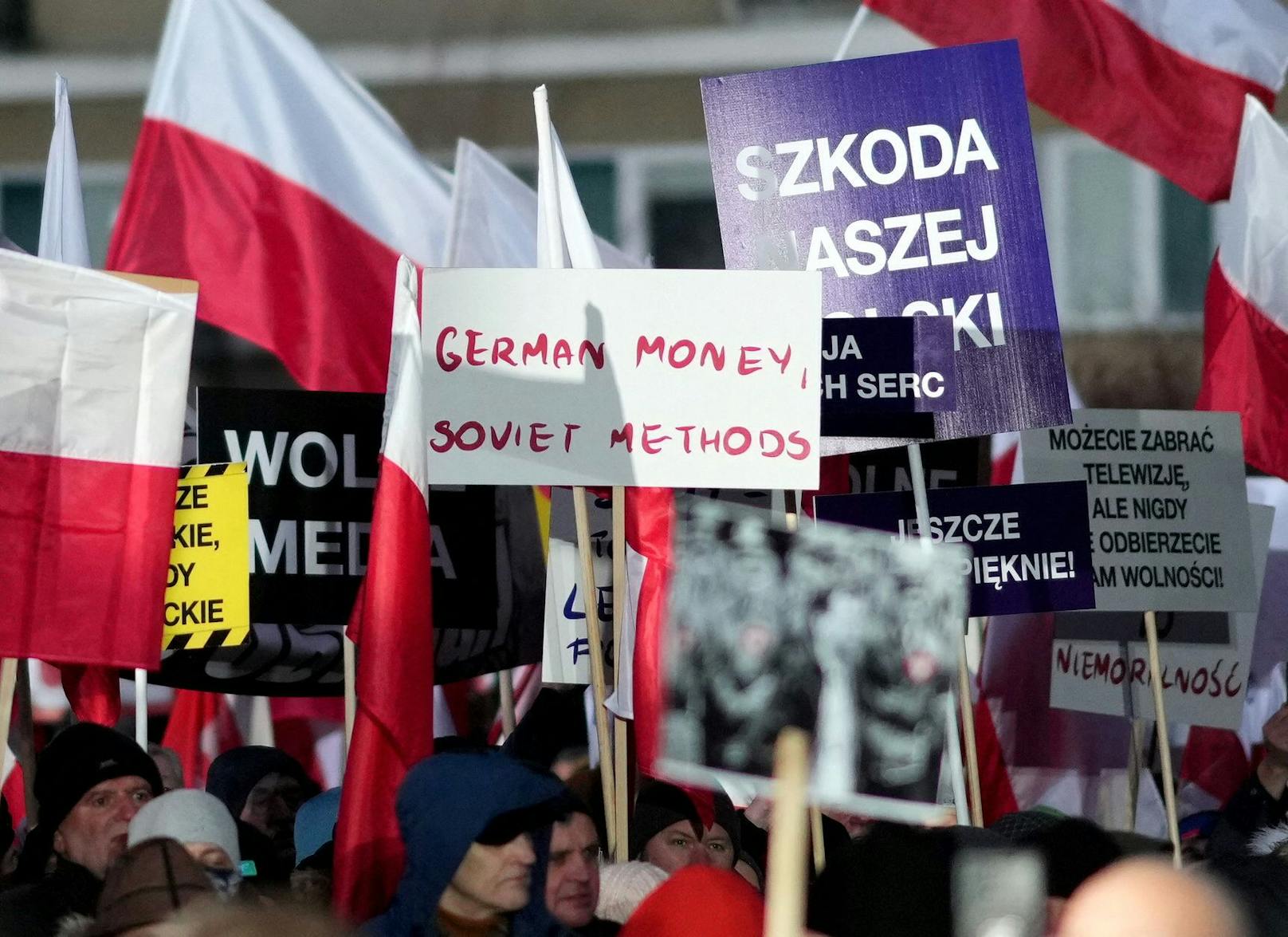 Die Anhänger trugen polnische Fahnen und Plakate mit der Aufschrift: "Hier ist Polen, kein Tuskoland" und "Kulturminister – Zensurminister".