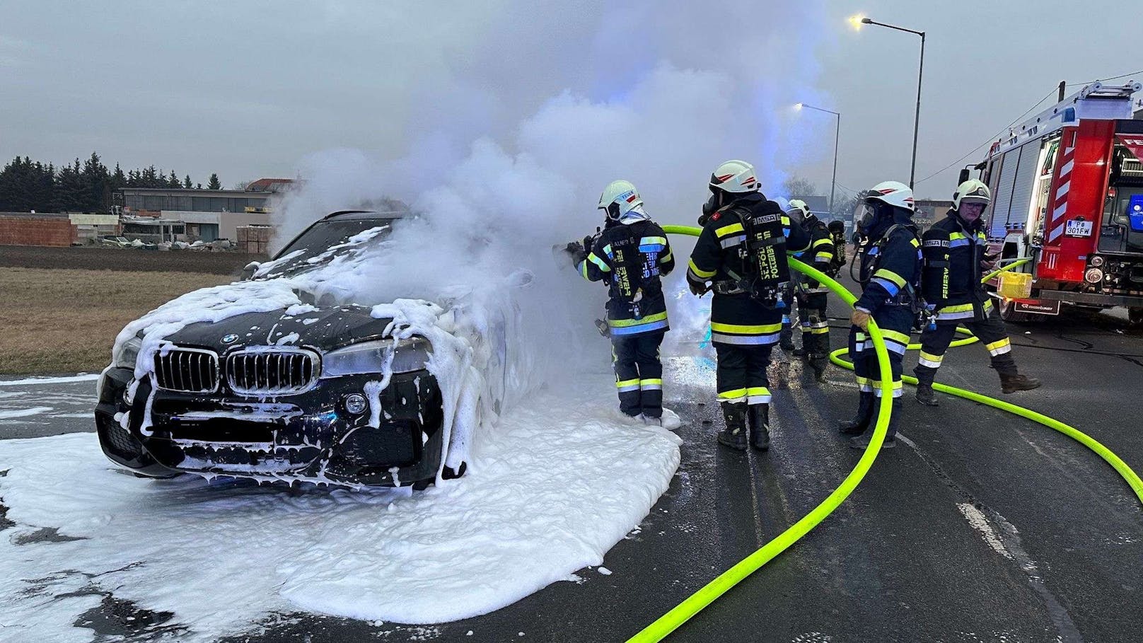 Die Feuerwehr löschte den Wagen.