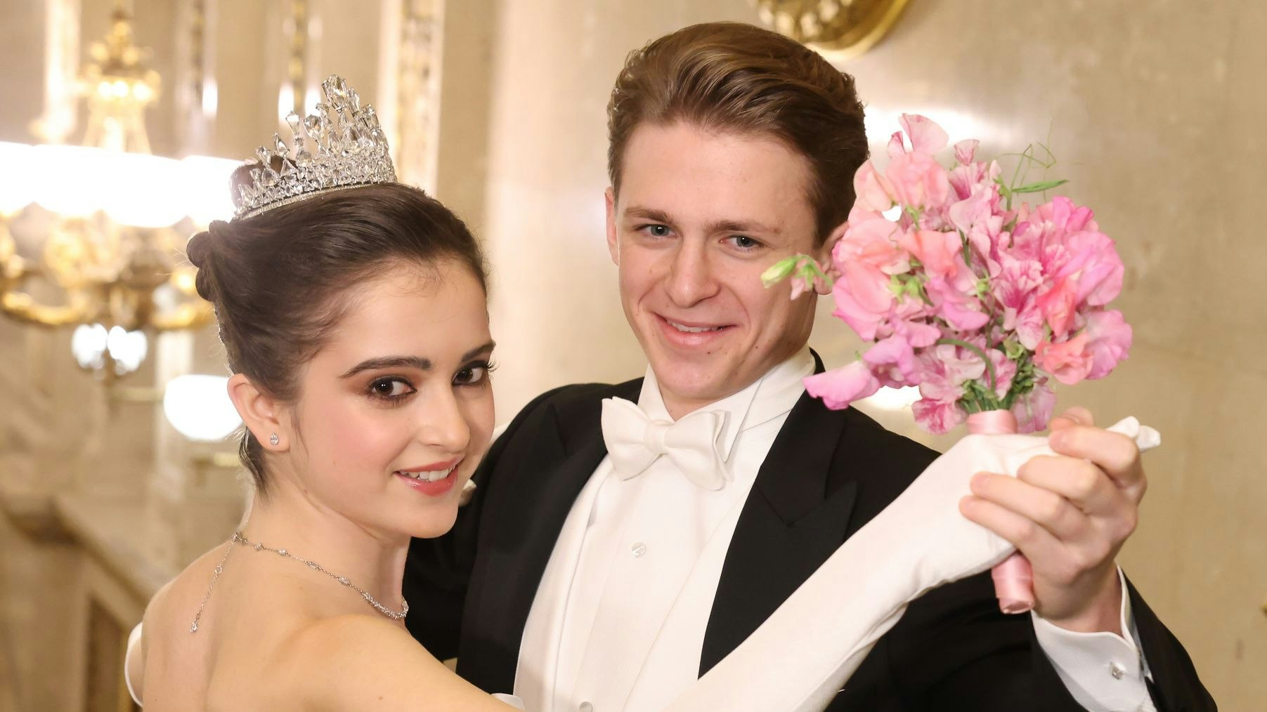 Die Opernball-Tiara kommt auch heuer wieder von Swarovski und soll die Debütantinnen "kaiserlich" fühlen lassen.