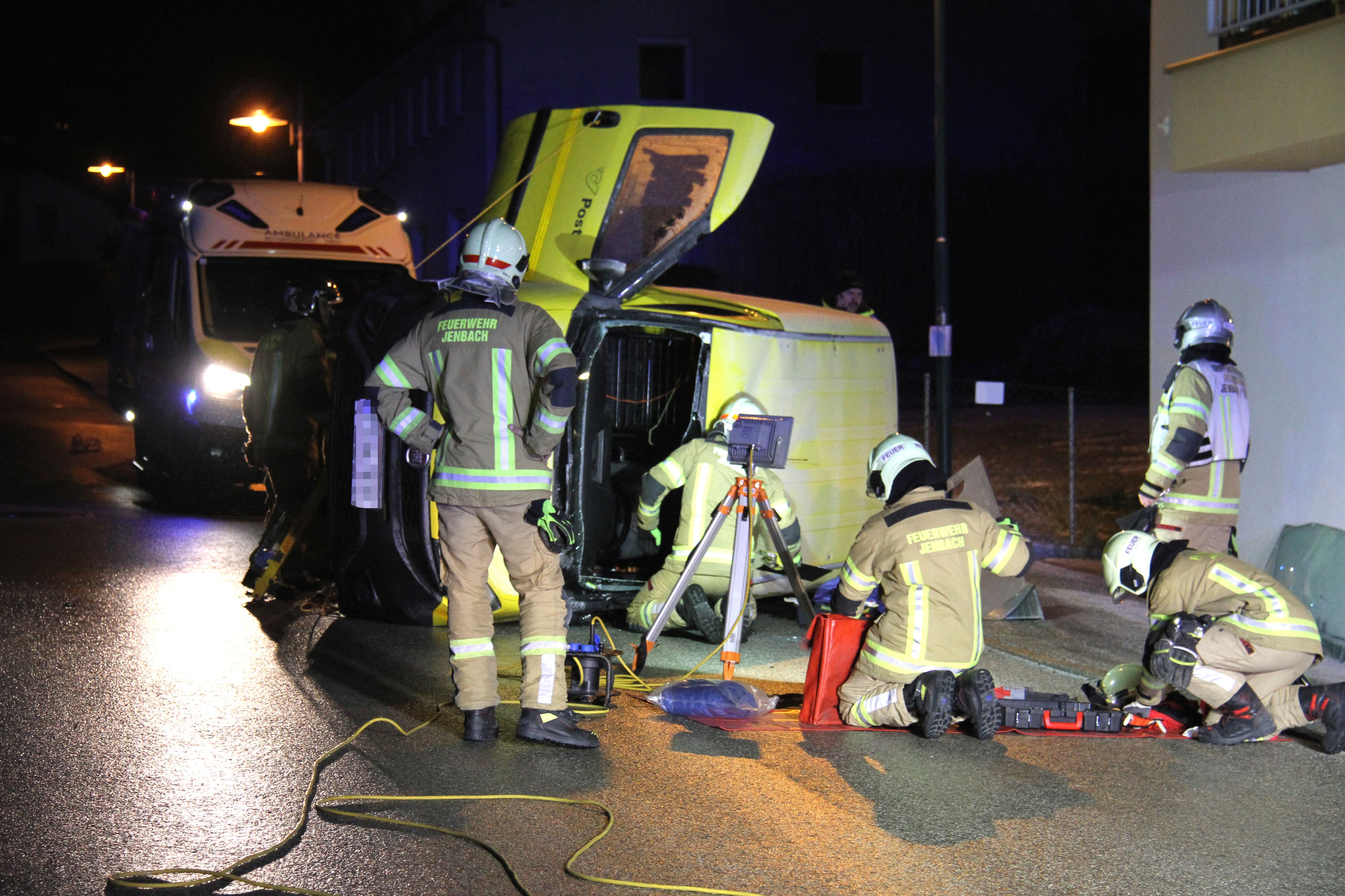 Am Freitagmorgen (12. Jänner 2024) ereignete sich in Jenbach ein heftiger Verkehrsunfall. Die Lenkerin, eine 48-jährige Ungarin, kam zum Glück mit leichten Verletzungen davon 