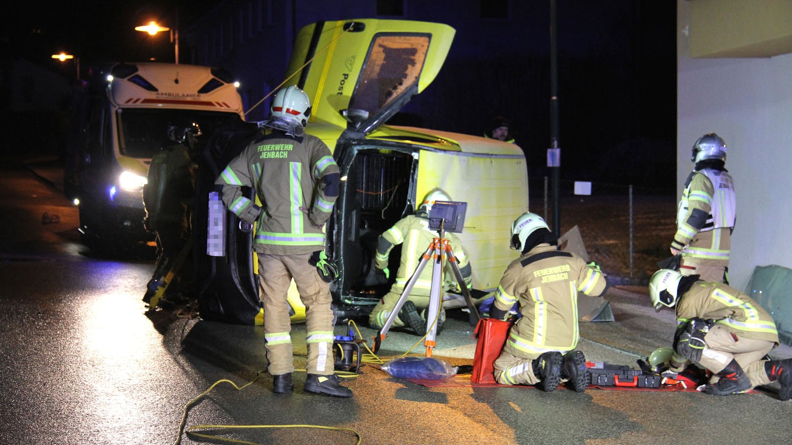 Am Freitagmorgen (12. Jänner 2024) ereignete sich in Jenbach ein heftiger Verkehrsunfall. Die Lenkerin, eine 48-jährige Ungarin, kam zum Glück mit leichten Verletzungen davon 
