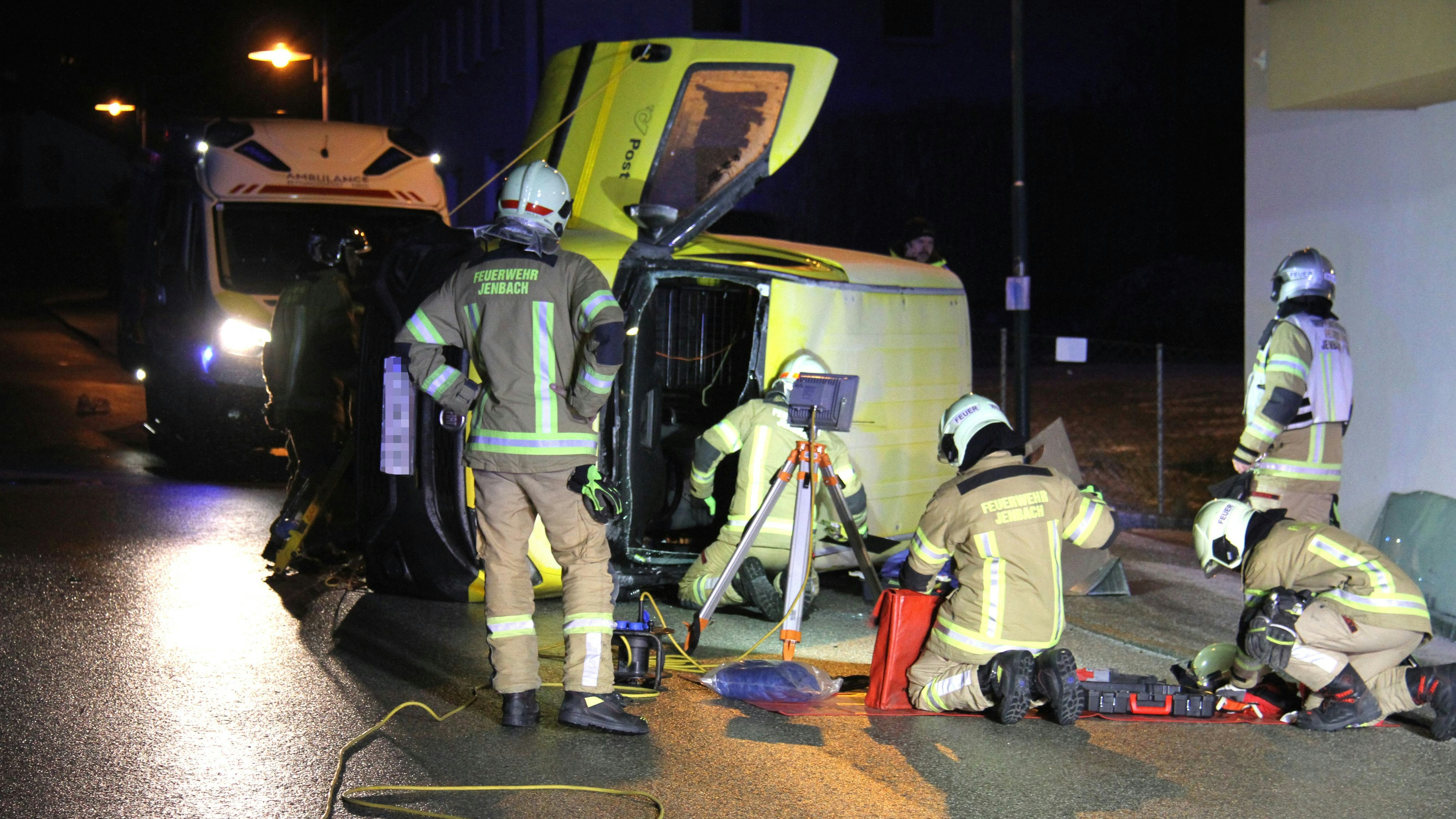 Am Freitagmorgen (12. Jänner 2024) ereignete sich in Jenbach ein heftiger Verkehrsunfall. Die Lenkerin, eine 48-jährige Ungarin, kam zum Glück mit leichten Verletzungen davon 