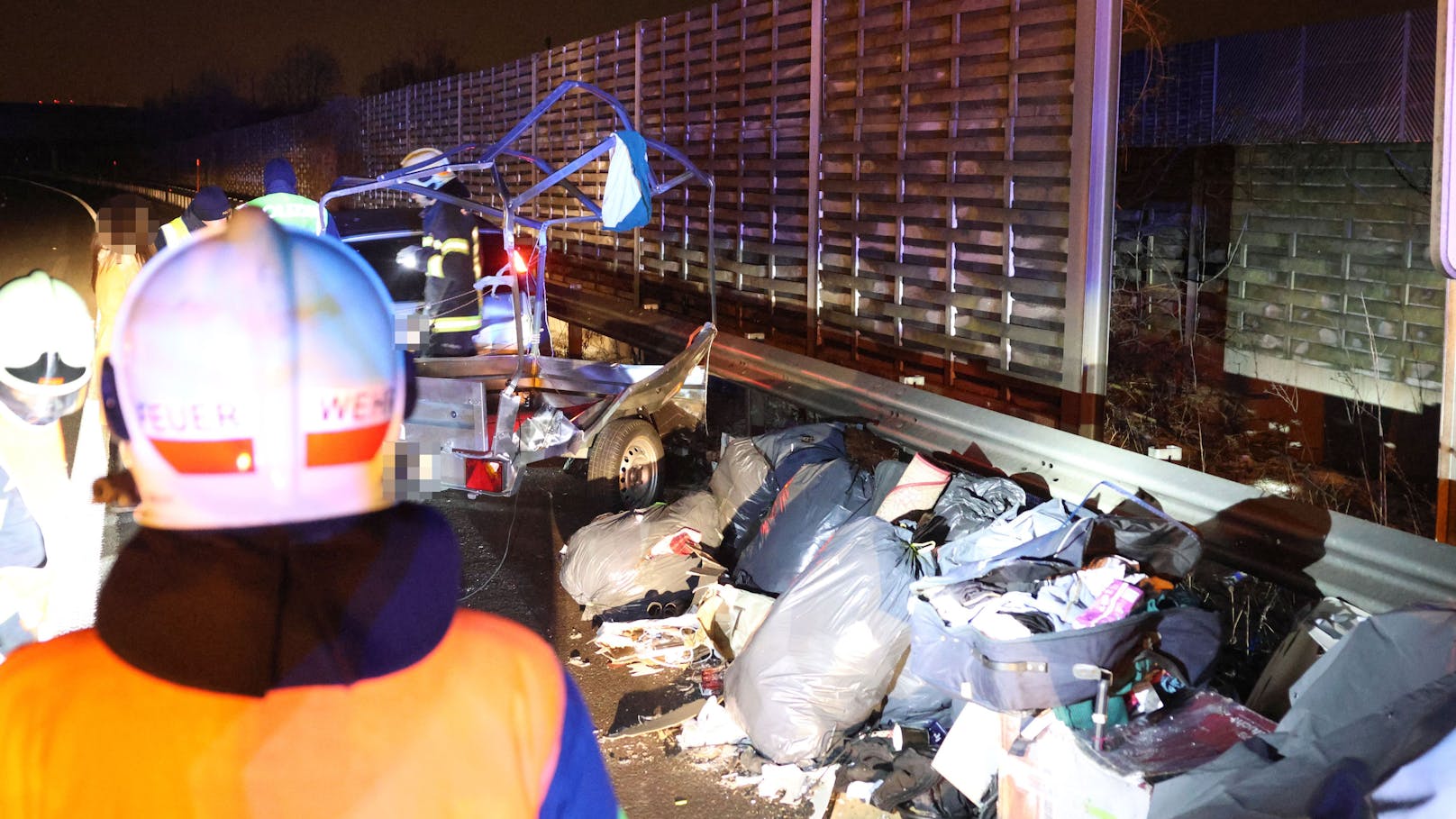 Ein Unfall am Autobahnknoten Wels - an der Abzweigung der A8 Innkreisautobahn und der A25 Welser Autobahn bei Wels-Oberthan beschäftigte die Einsatzkräfte in der Nacht auf Freitag.
