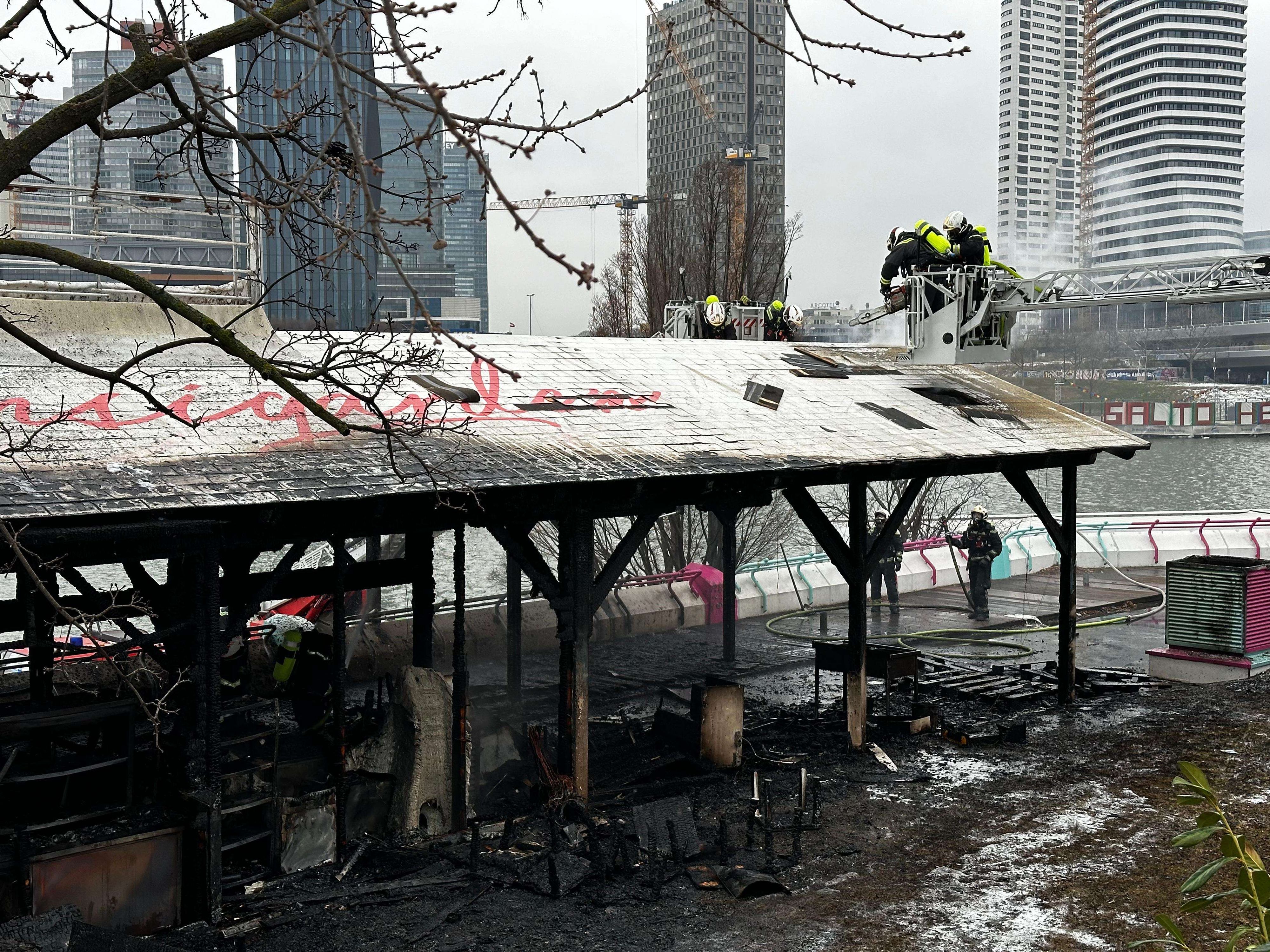 Feuer auf der Donauinsel – bekanntes Lokal in Vollbrand