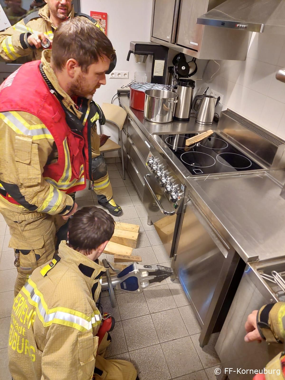 Das Kind steckte unter der Küchenzeile fest und konnte sich nicht mehr befreien.