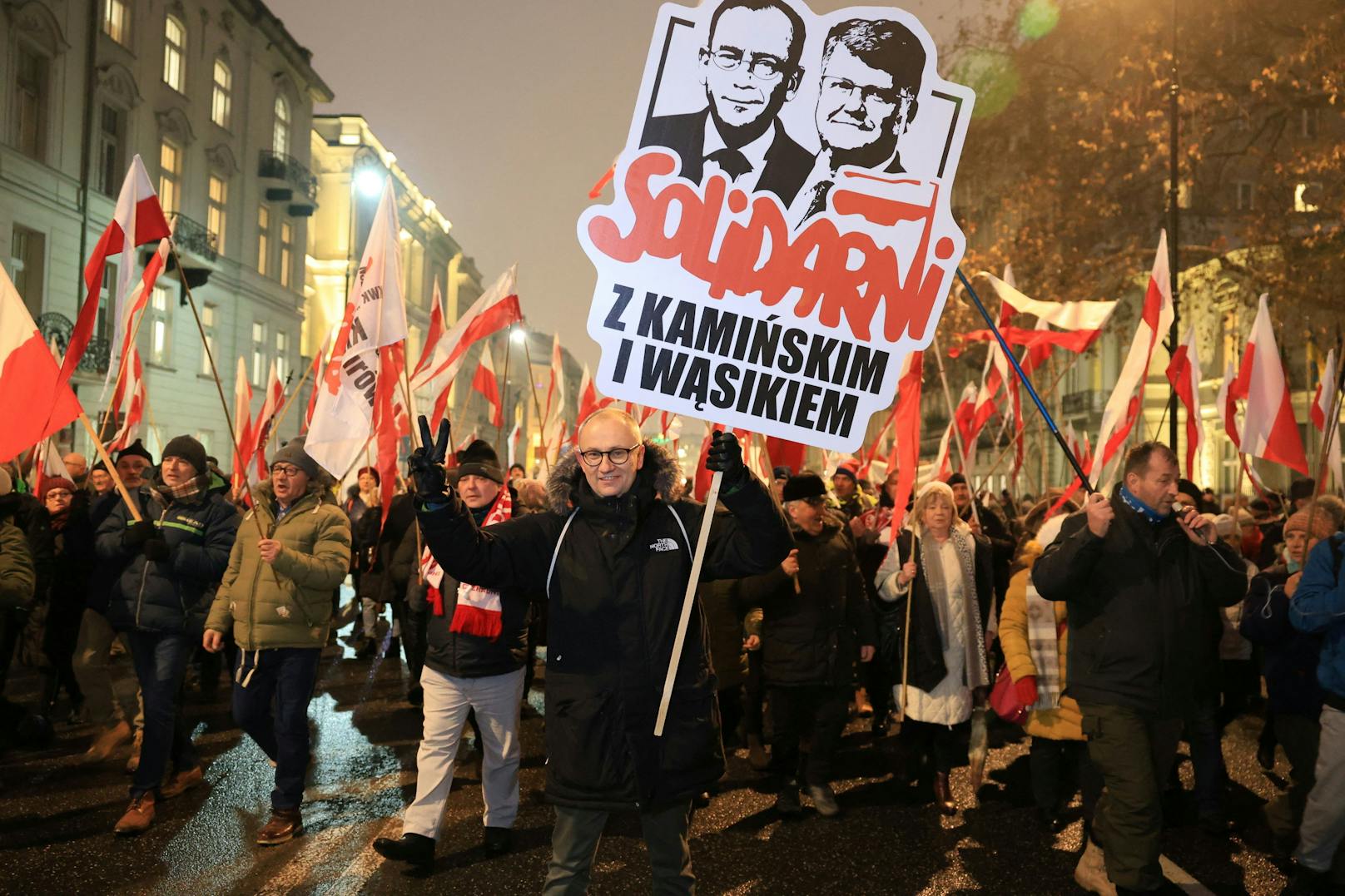 Vor wenigen Tagen wurden die wegen Amtsmissbrauch rechtskräftig verurteilten PiS-Politiker Mariusz Kaminski und sein früherer Staatssekretär Maciej Wasik verhaftet. Die PiS bezeichnet die beiden als "politische Gefangene".